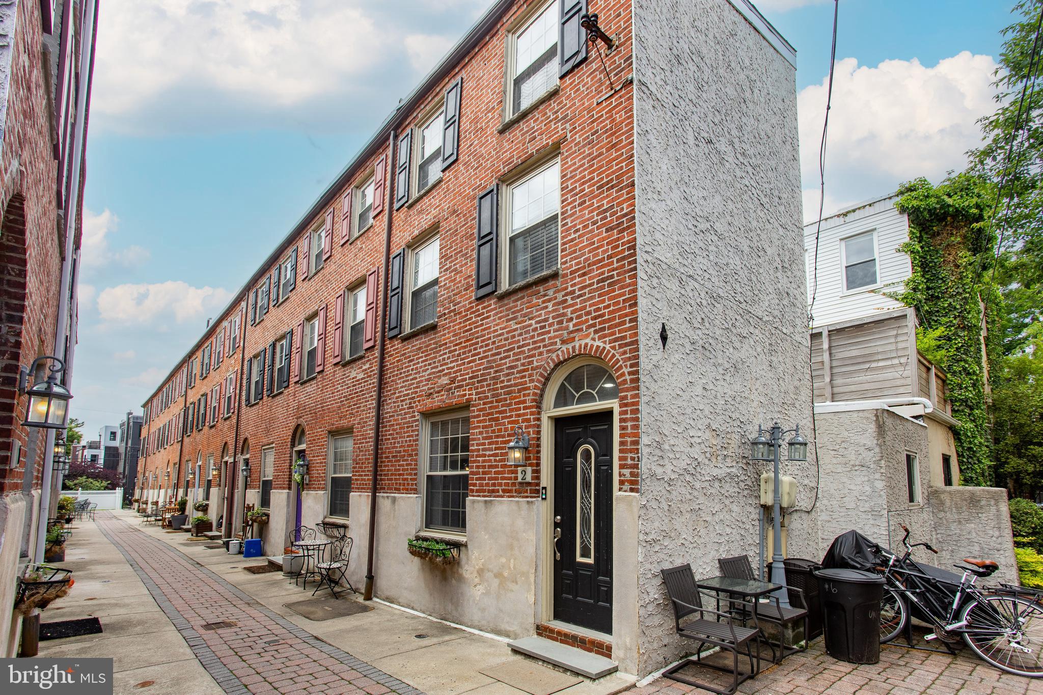 QUEEN VILLAGE - Residential