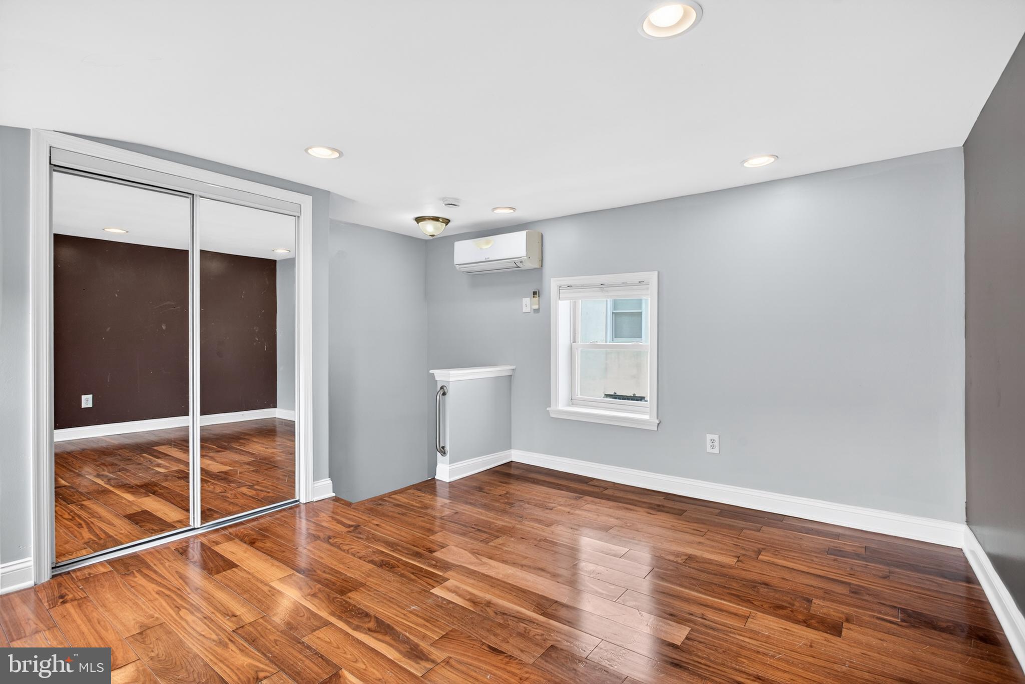 QUEEN VILLAGE - Residential