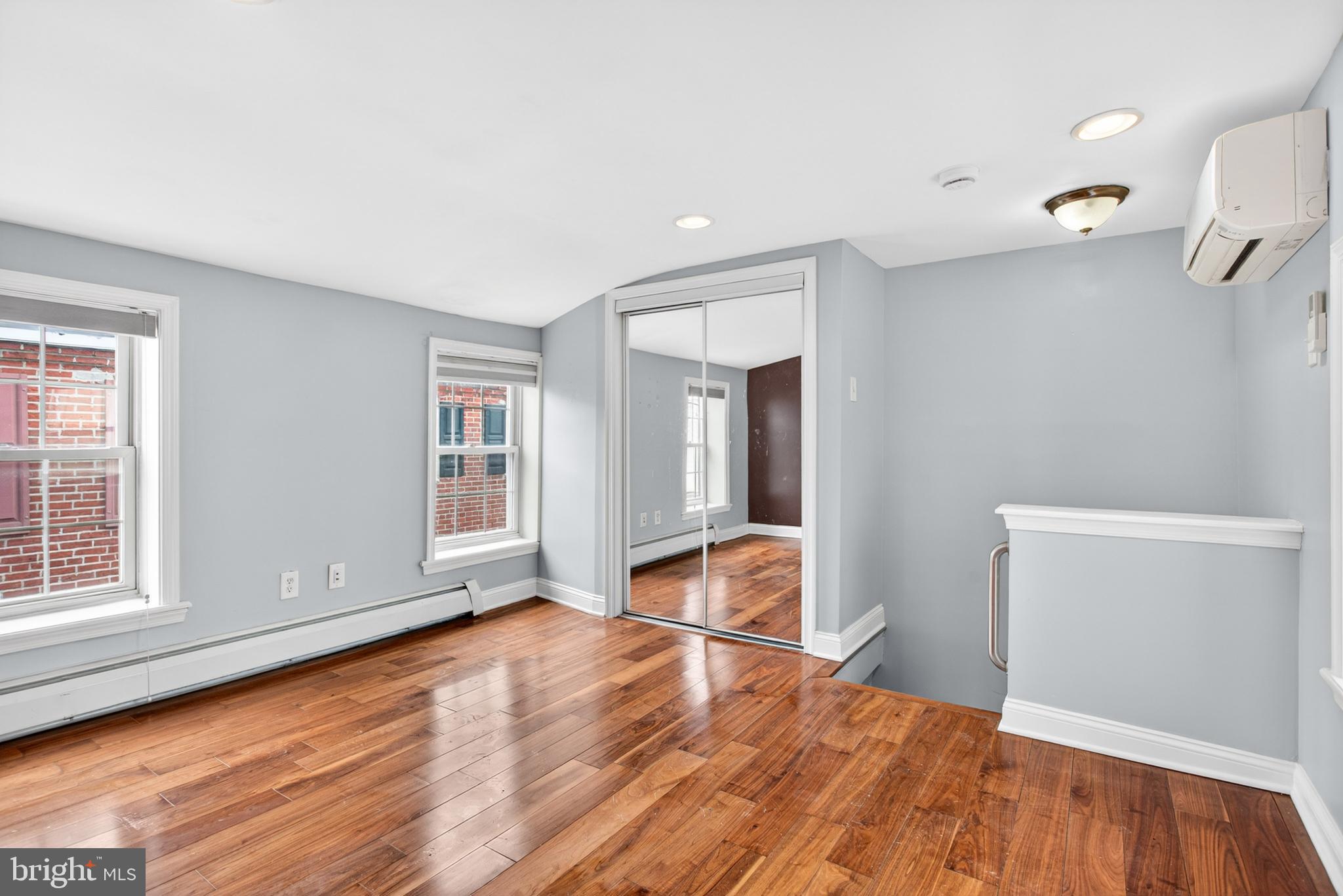 QUEEN VILLAGE - Residential