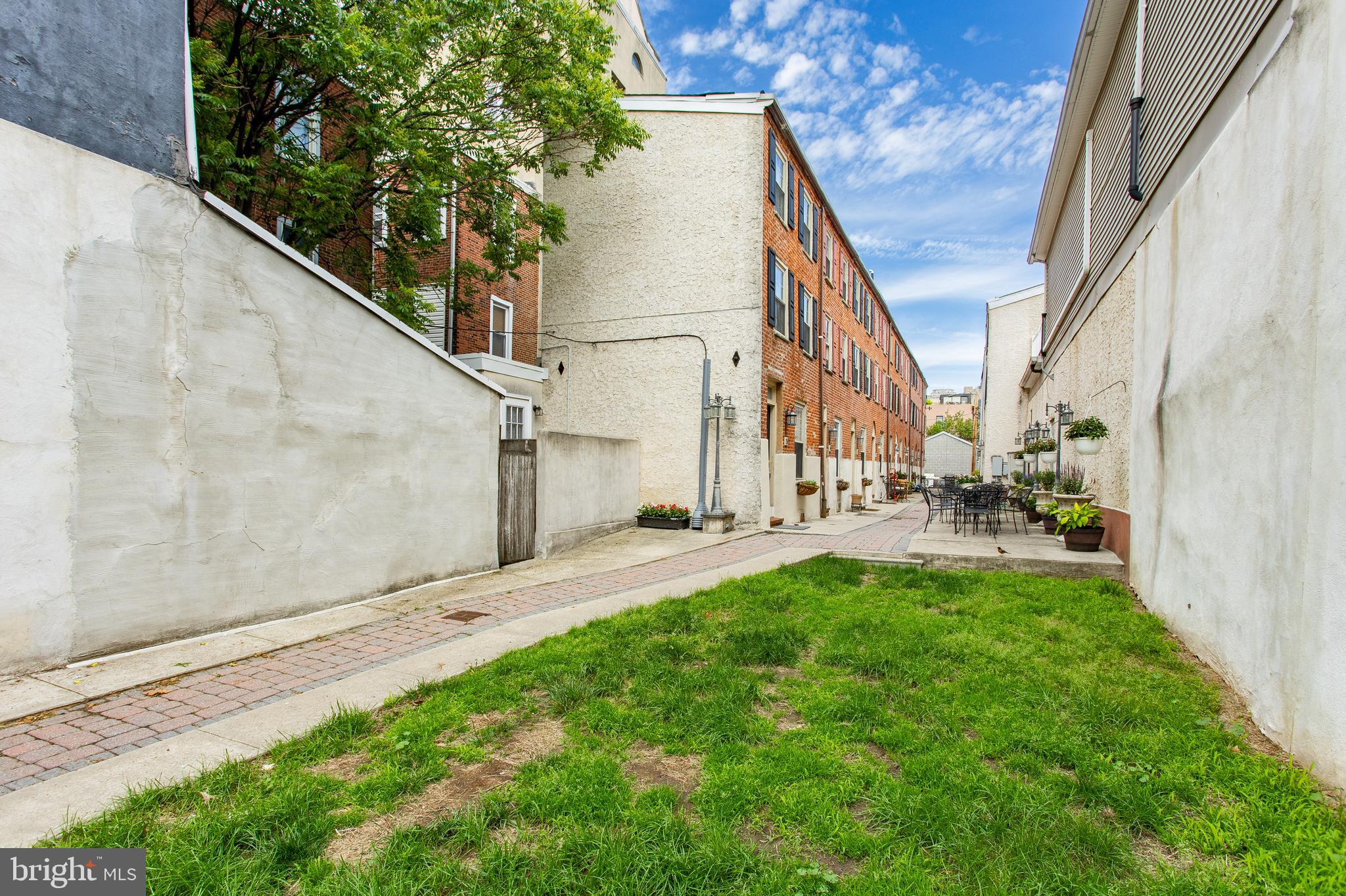 QUEEN VILLAGE - Residential