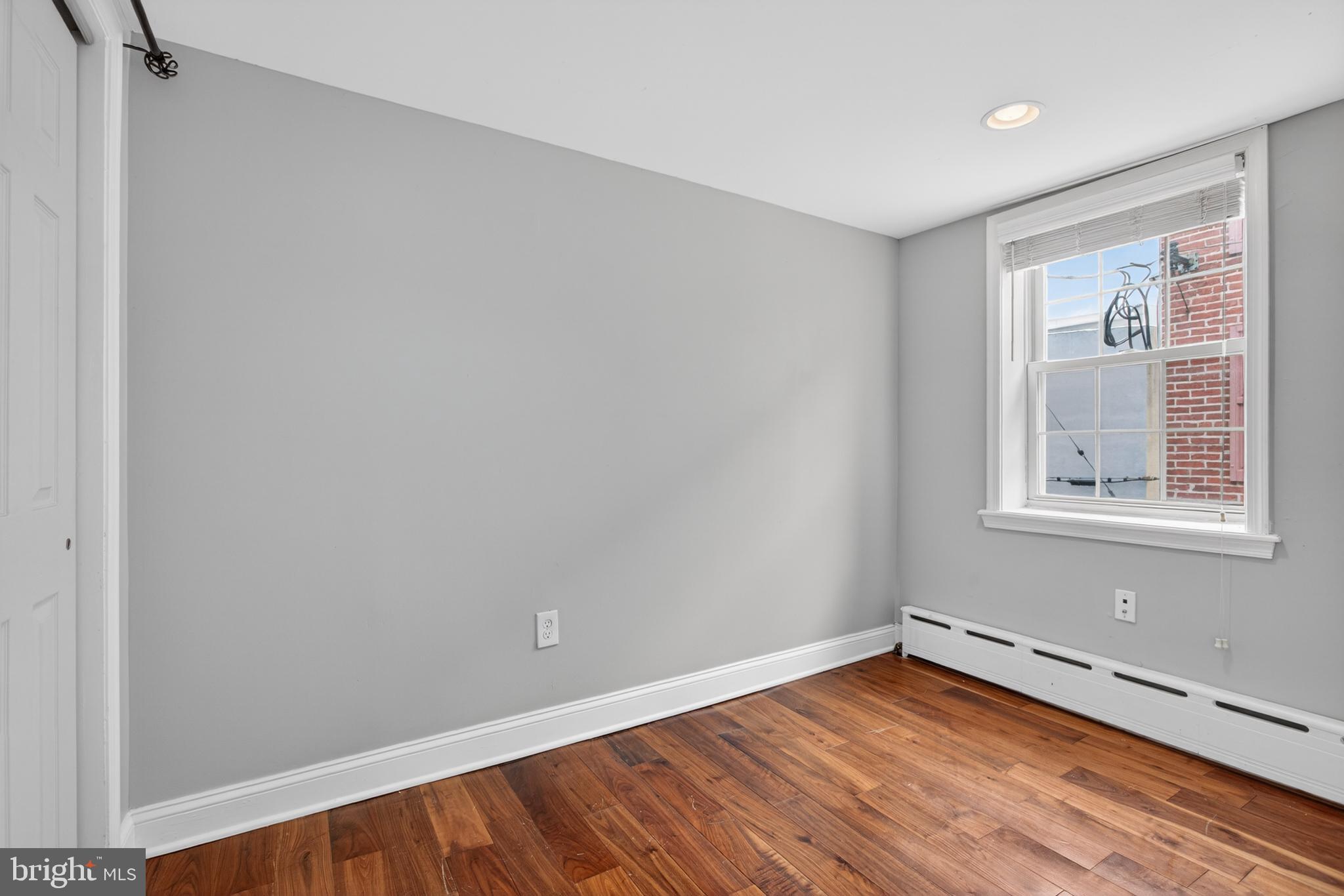 QUEEN VILLAGE - Residential