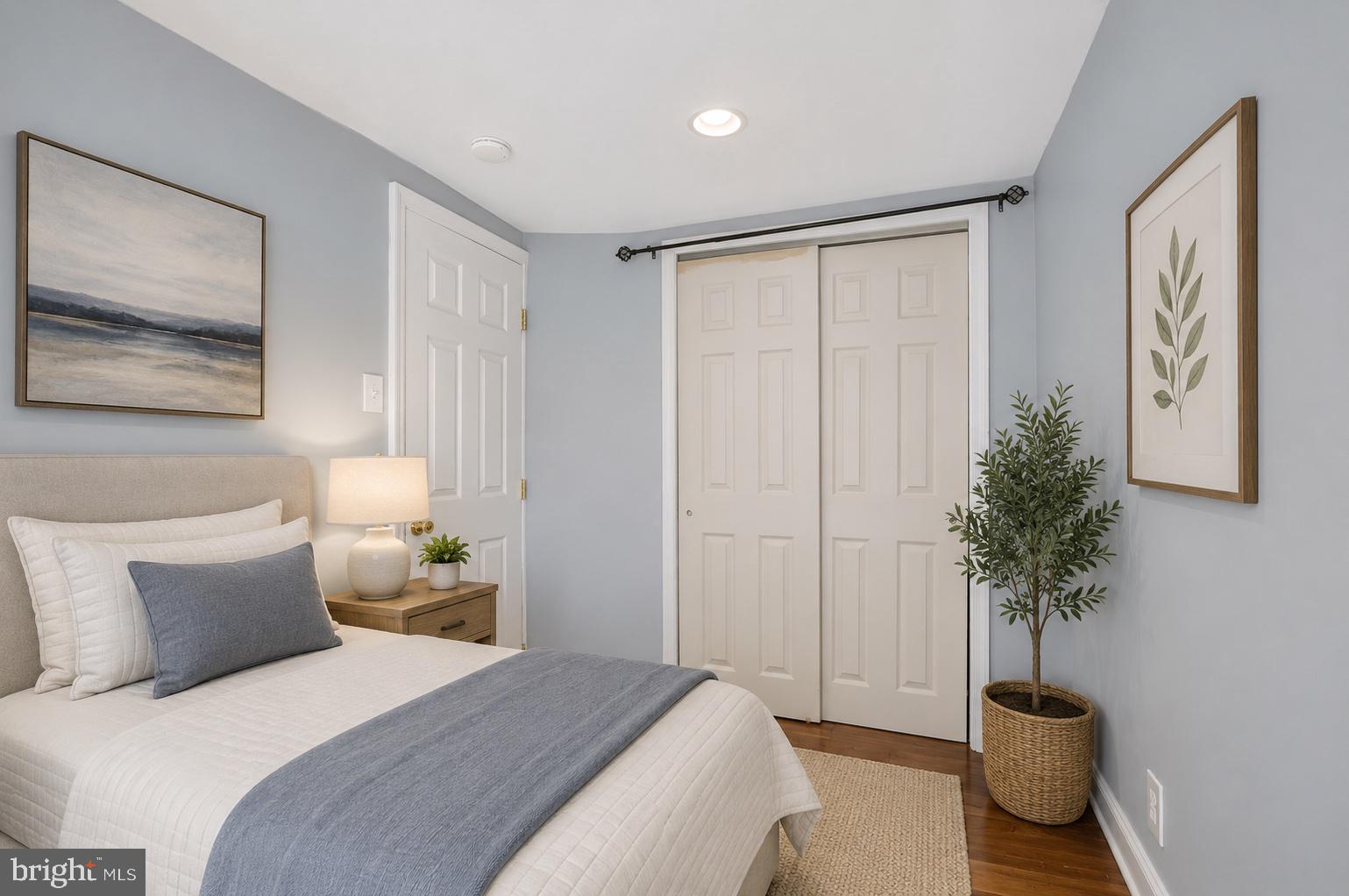 QUEEN VILLAGE - Residential