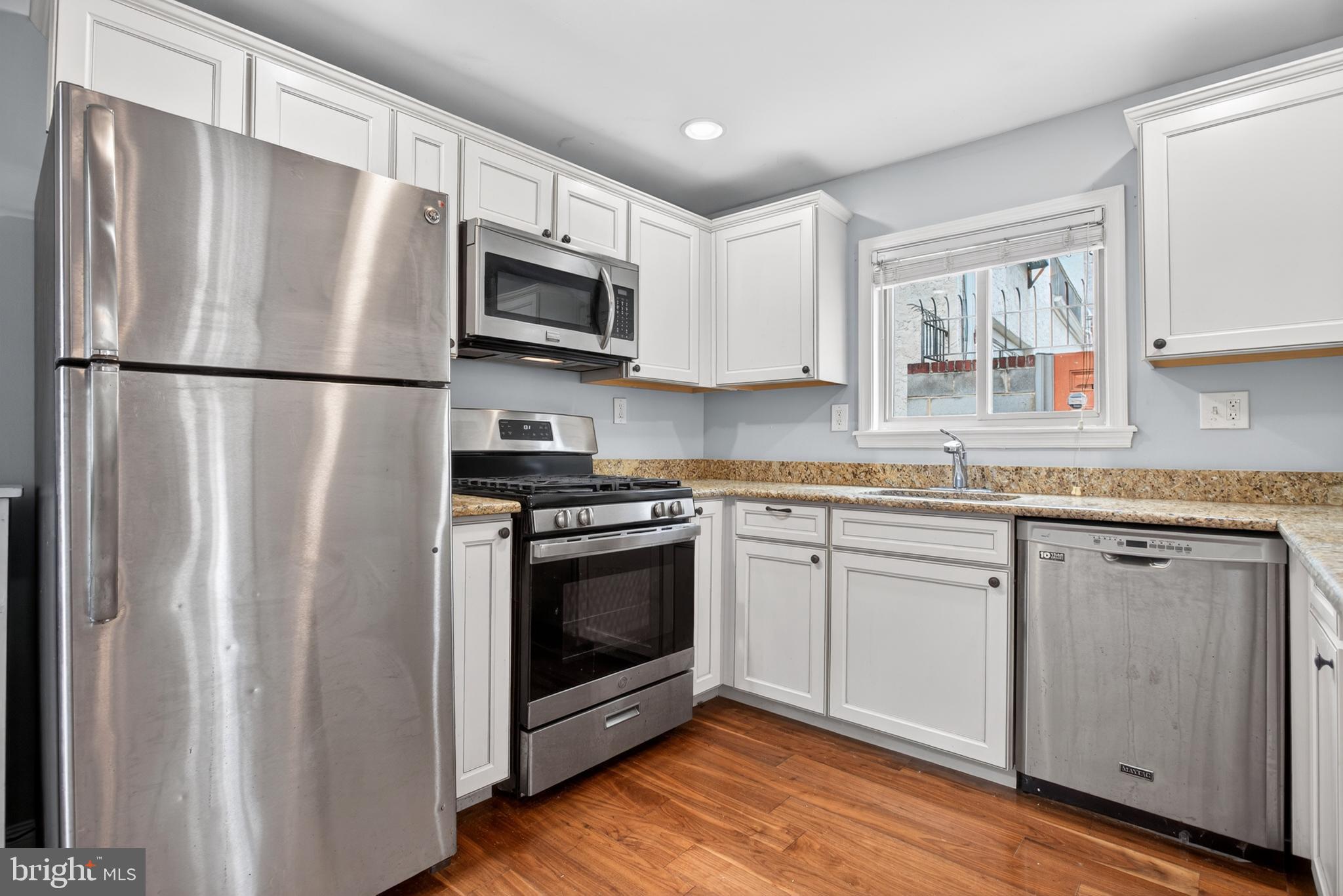 QUEEN VILLAGE - Residential