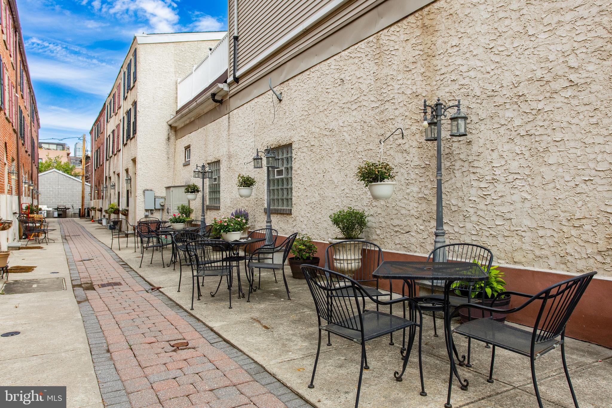 QUEEN VILLAGE - Residential
