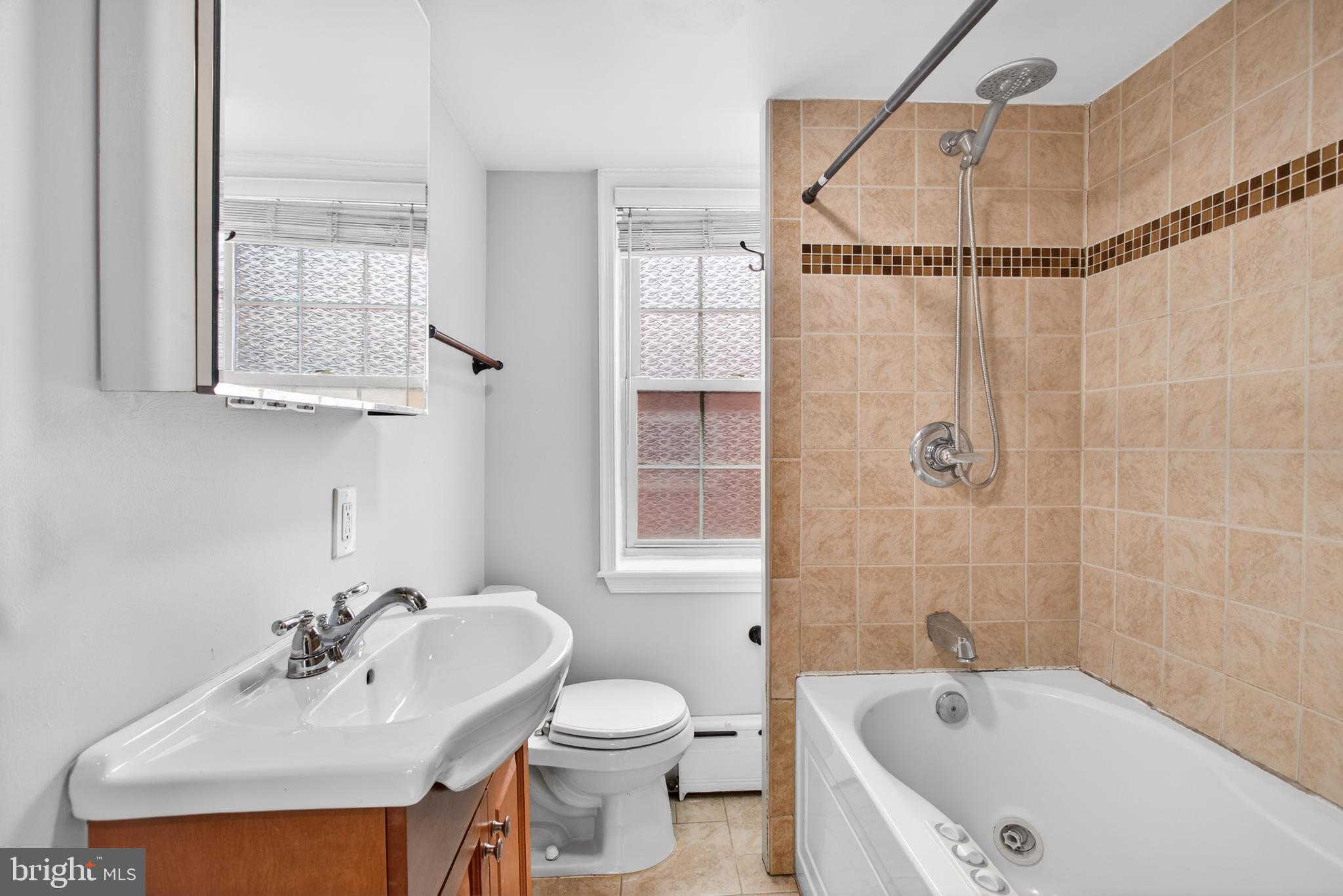QUEEN VILLAGE - Residential