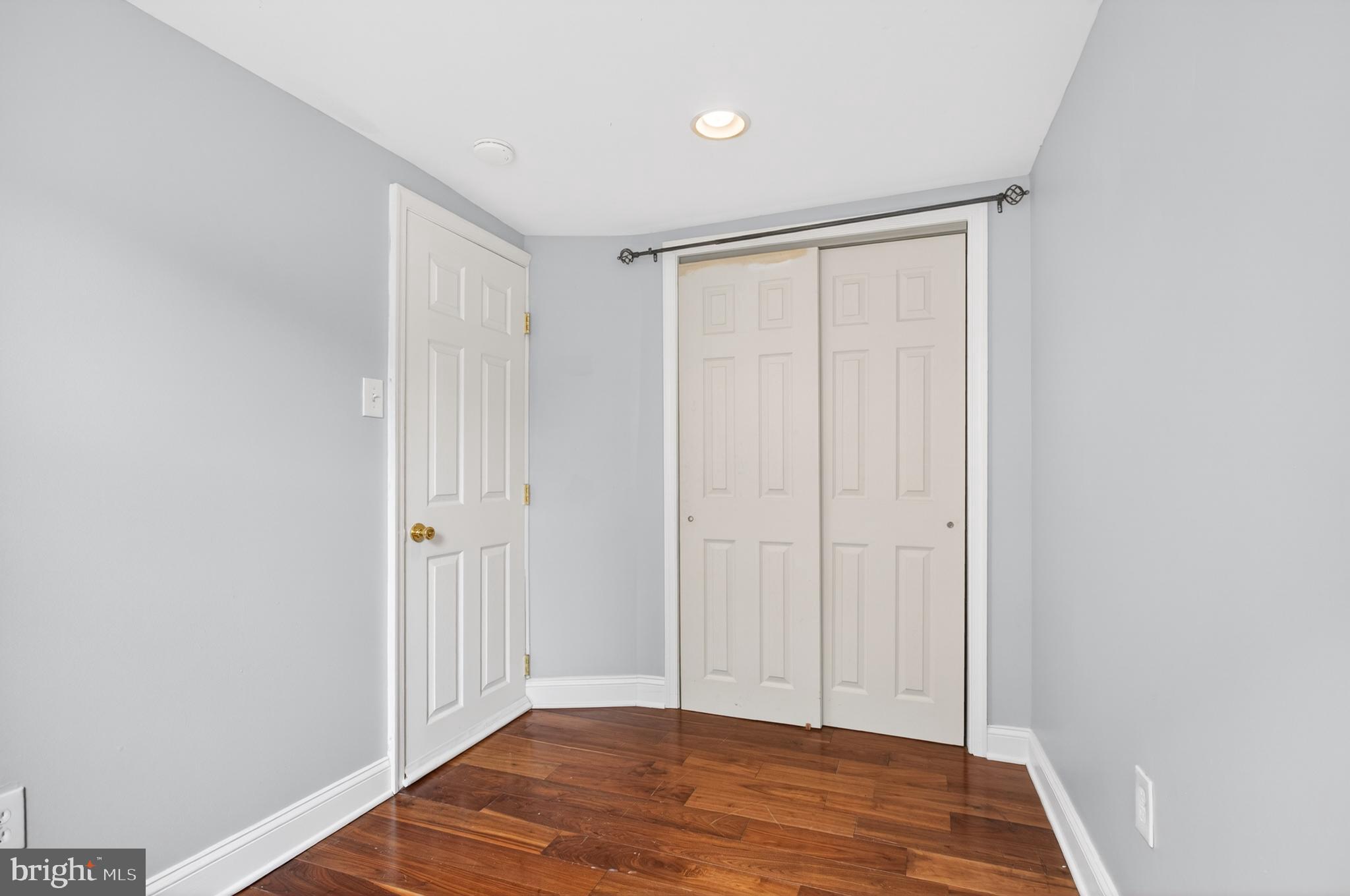 QUEEN VILLAGE - Residential