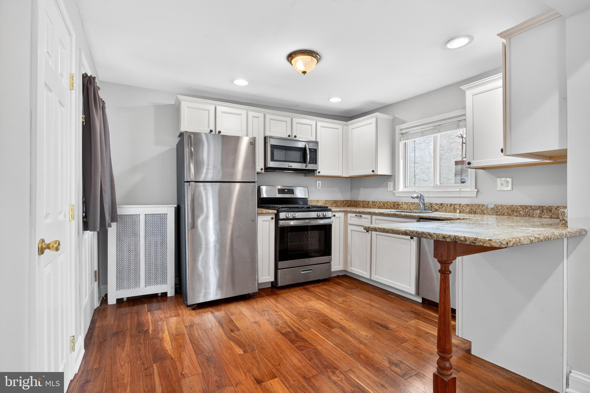 QUEEN VILLAGE - Residential