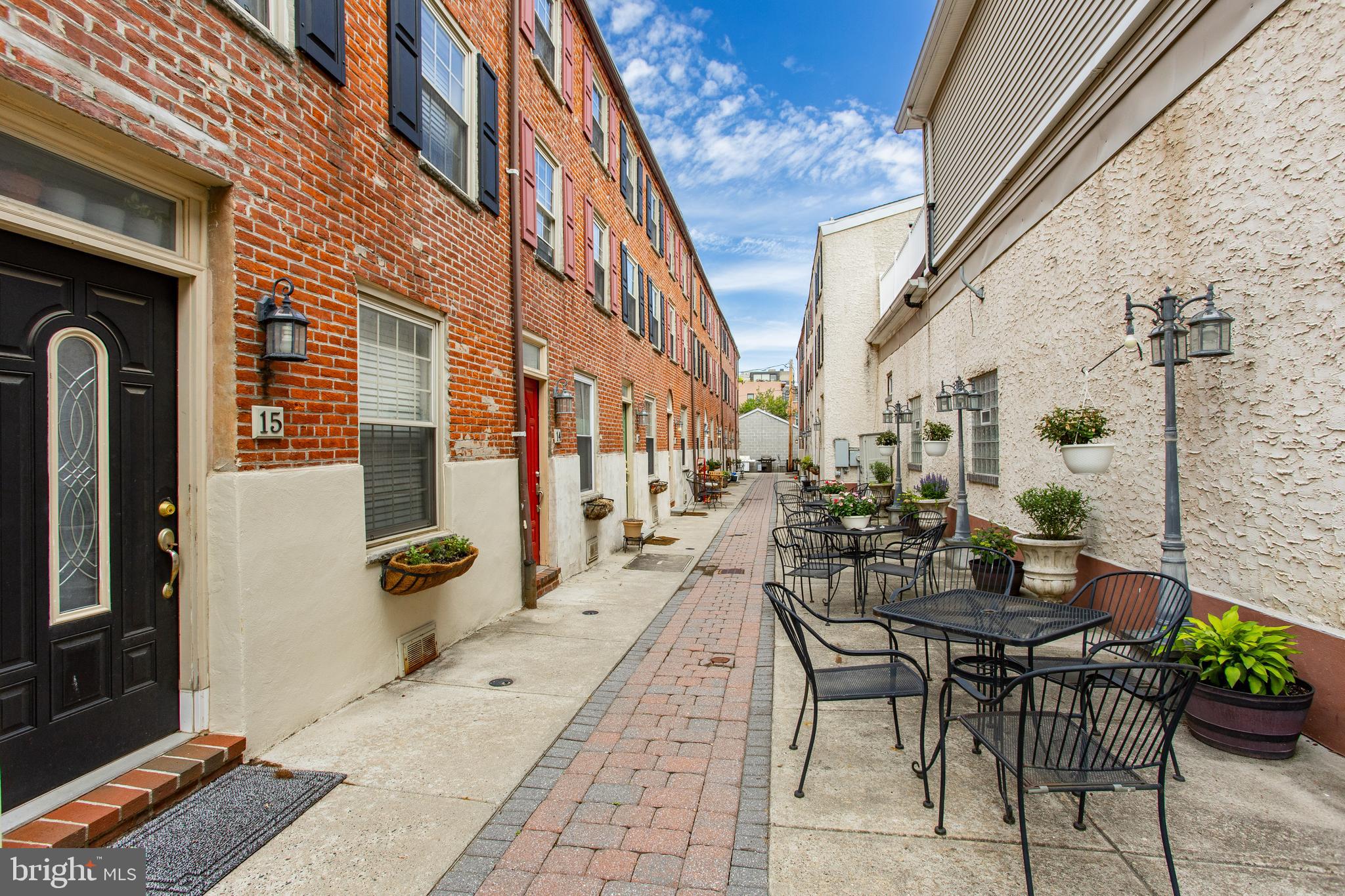 QUEEN VILLAGE - Residential