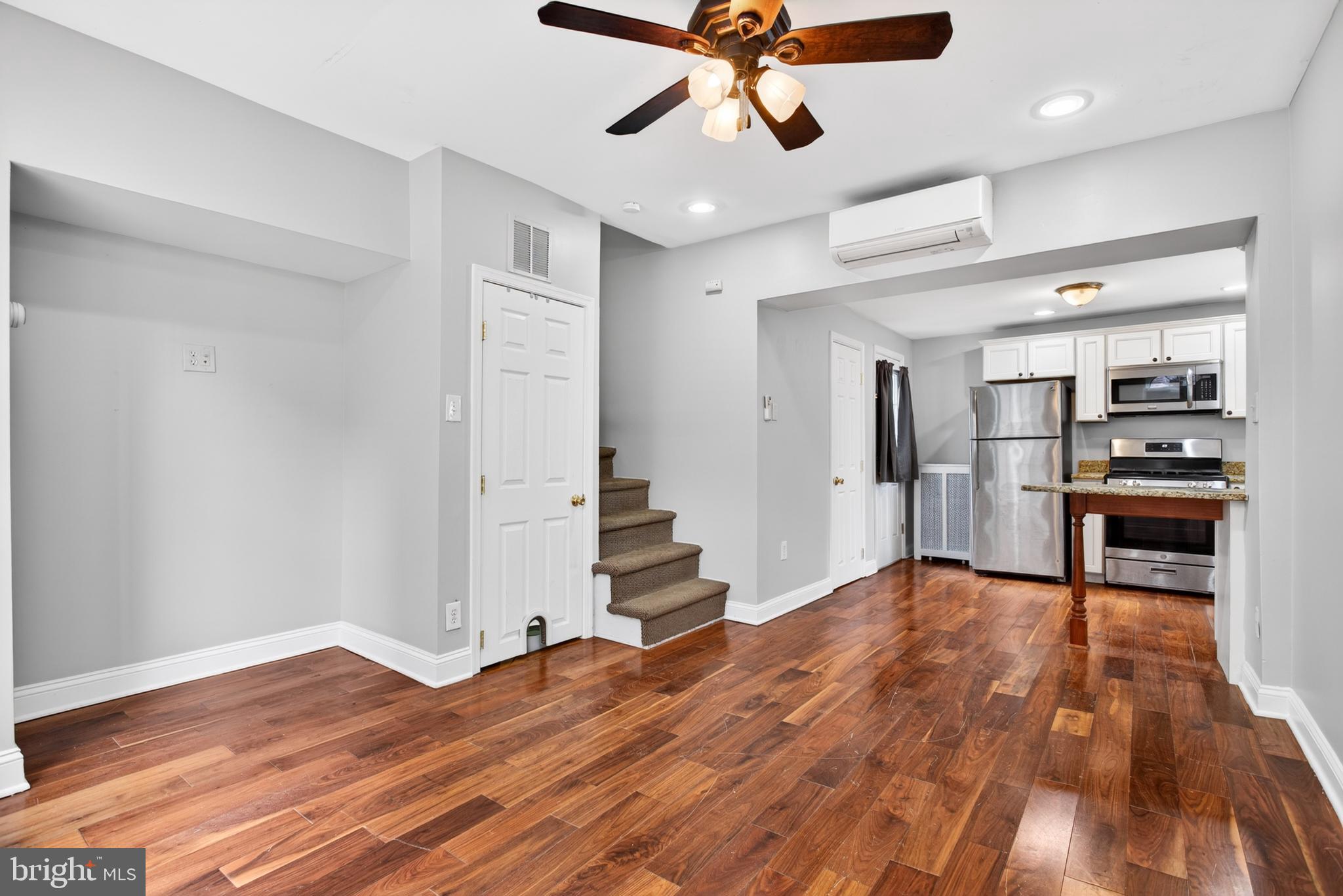 QUEEN VILLAGE - Residential