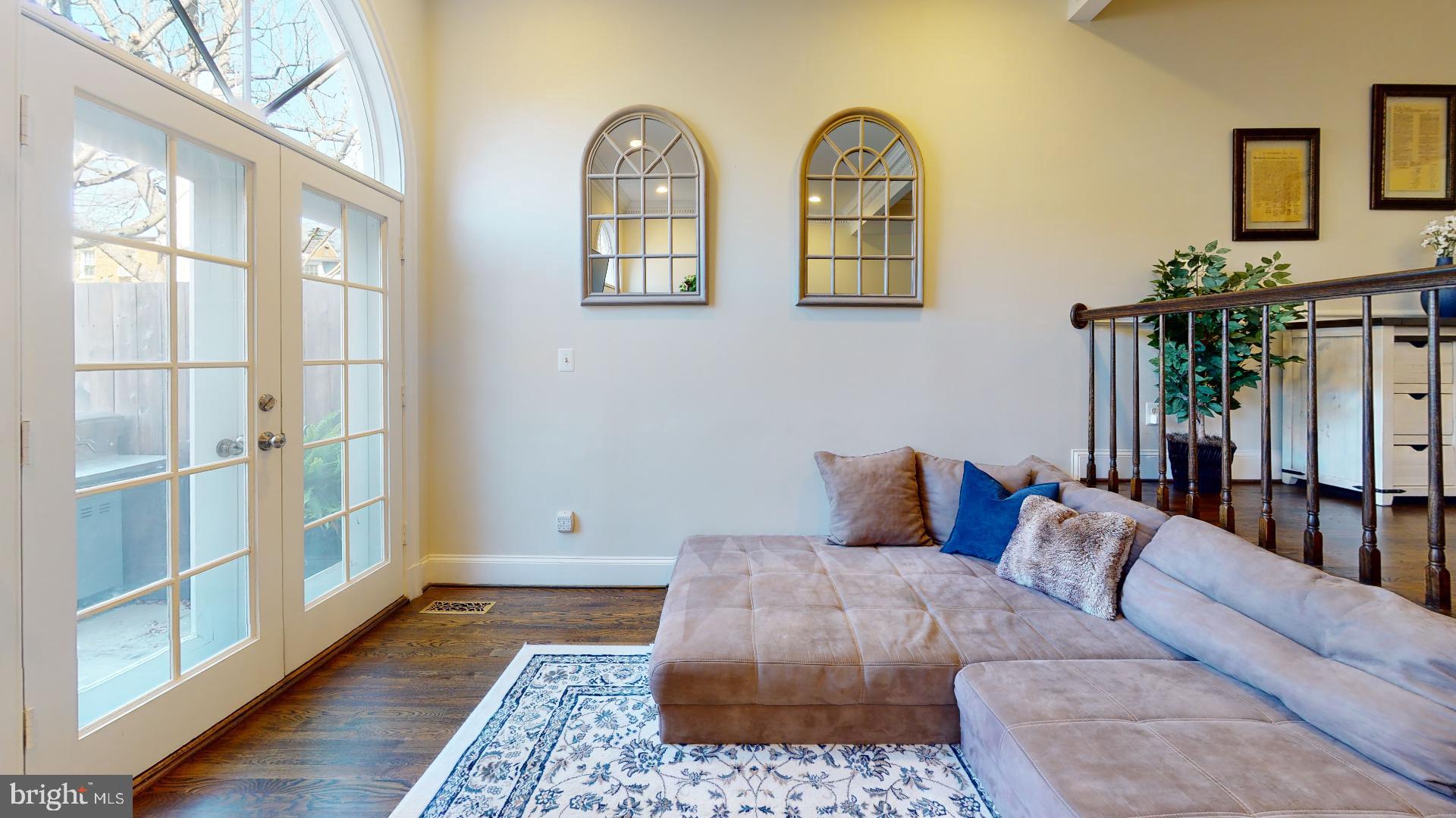 Spacious and beautiful 3 bed 3.5 bath townhome located in  the heart of Old Town. Updated kitchen featuring stainless steel appliances. Open floor plans with hardwood floors throughout. Primary bedroom features private en suite and walk in closet. A Must See! Available 06/01/2025