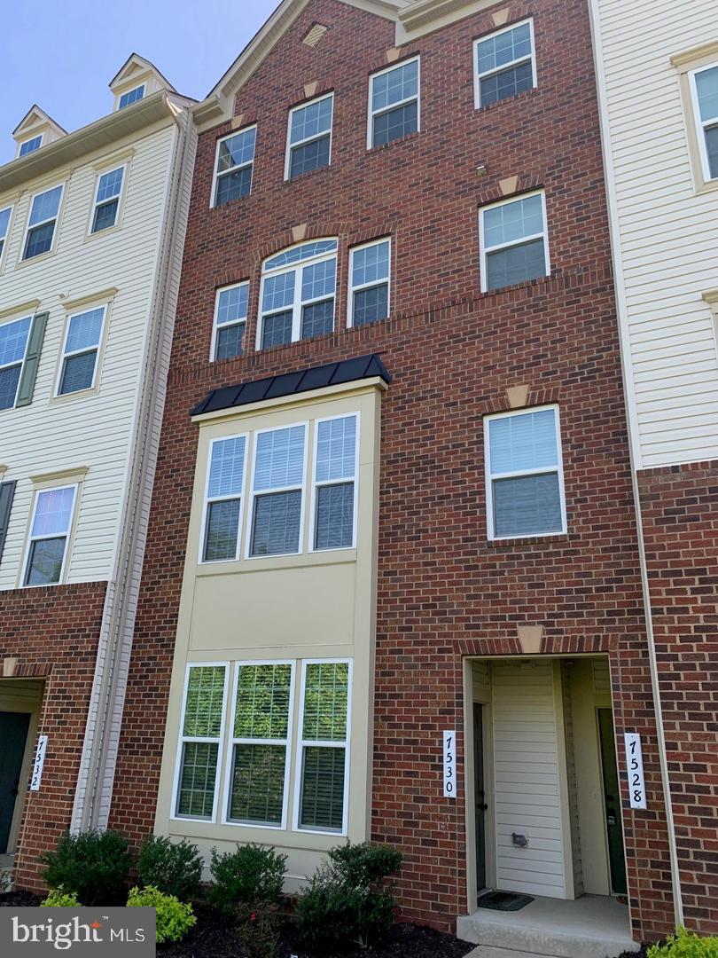 Nearly 2500 Sq Feet (PIcasso Model) 3 Bedroom 2.5 Bath Located in the Somerset Neighborhood Just Minutes From Major Commuting Routes, Shopping And Restaurants. Open floor Plan With Granite Countertops, Large Spacious Kitchen.Stainless Steel Appliances Large Master Bedroom With Double Vanitys,Soaking Tub And a Walkin Shower.