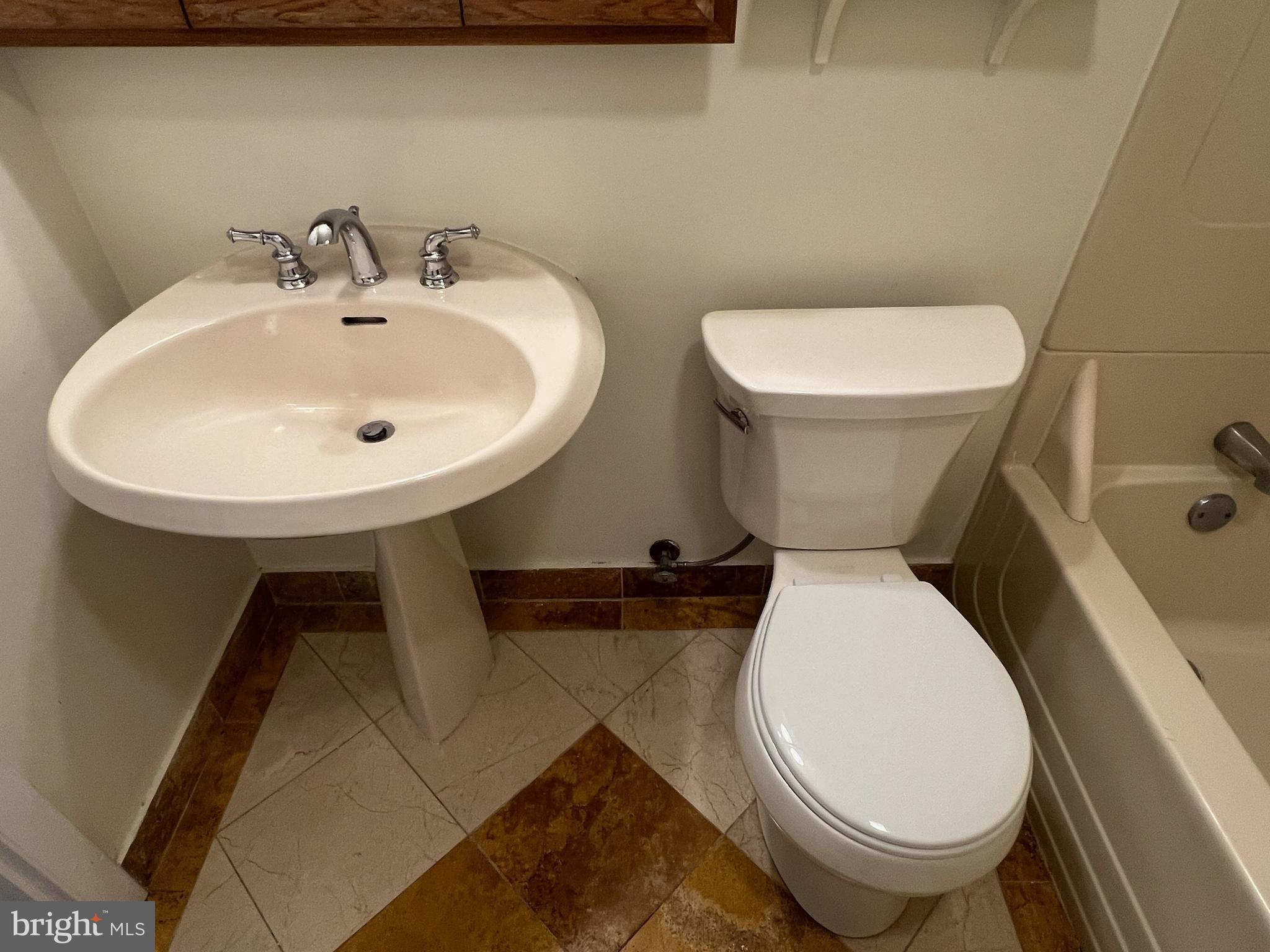 CARROLL KNOLLS - Residential Lease