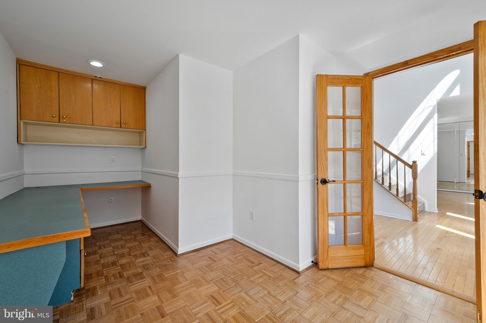 MANOR KNOLLS - Residential