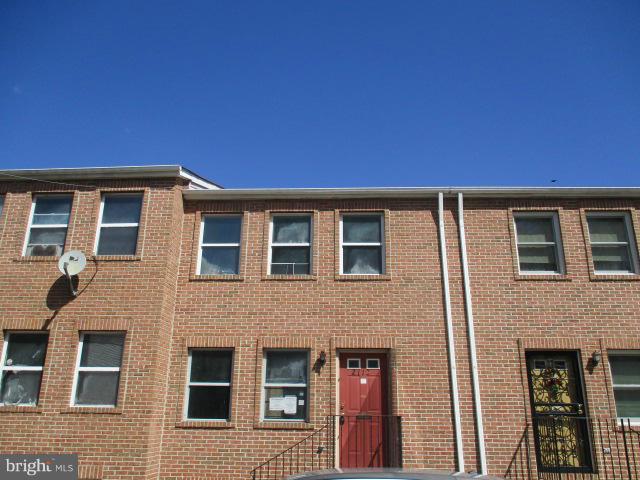 Less than 10 year old 3 level town home for sale. Parking pad in rear and walk out level basement. Open floor plan on main level with living room & Huge eat in kitchen that leads to your own private deck. Upper level has 3 bedrooms with generous closet space. Full Lower level will make a great family room. Close to schools & shopping . Easy access to Downtown & rt 83 .OWNER OCCUPANTS  TILL 4.14