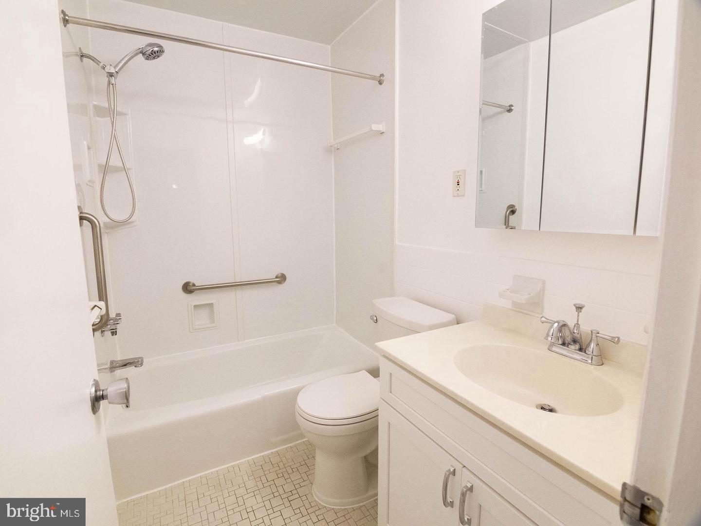PARKSIDE CONDOMINIUMS - Residential Lease