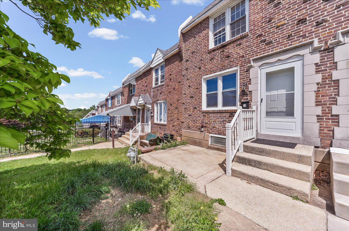 Move in condition Westbrook Park row.  New professional paint and new carpet make this an easy home to like. Finished basement with powder room and laundry area add more value ease of use. Quiet street close to schools and shopping. See it today!