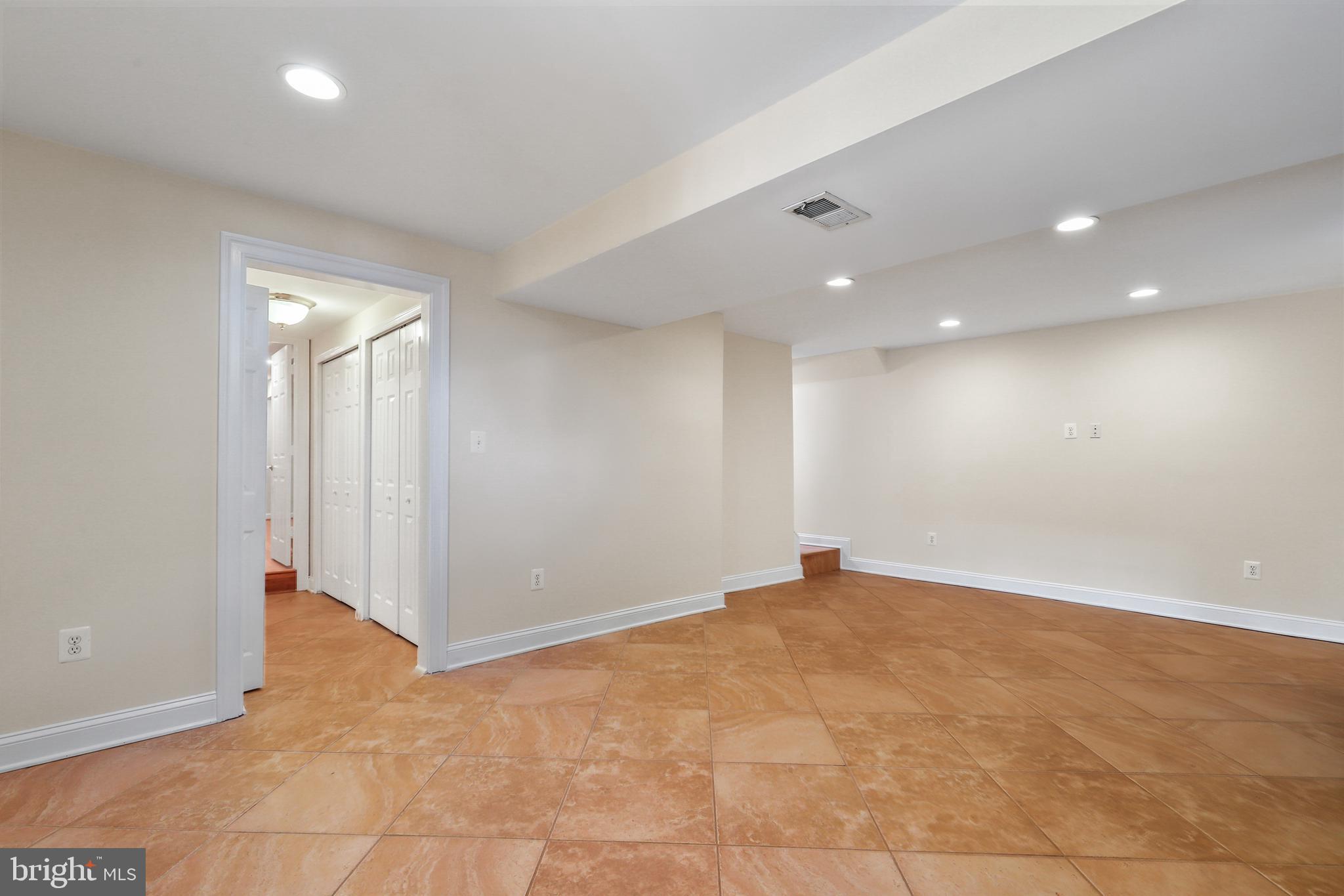 EDGELEA WOODS - Residential