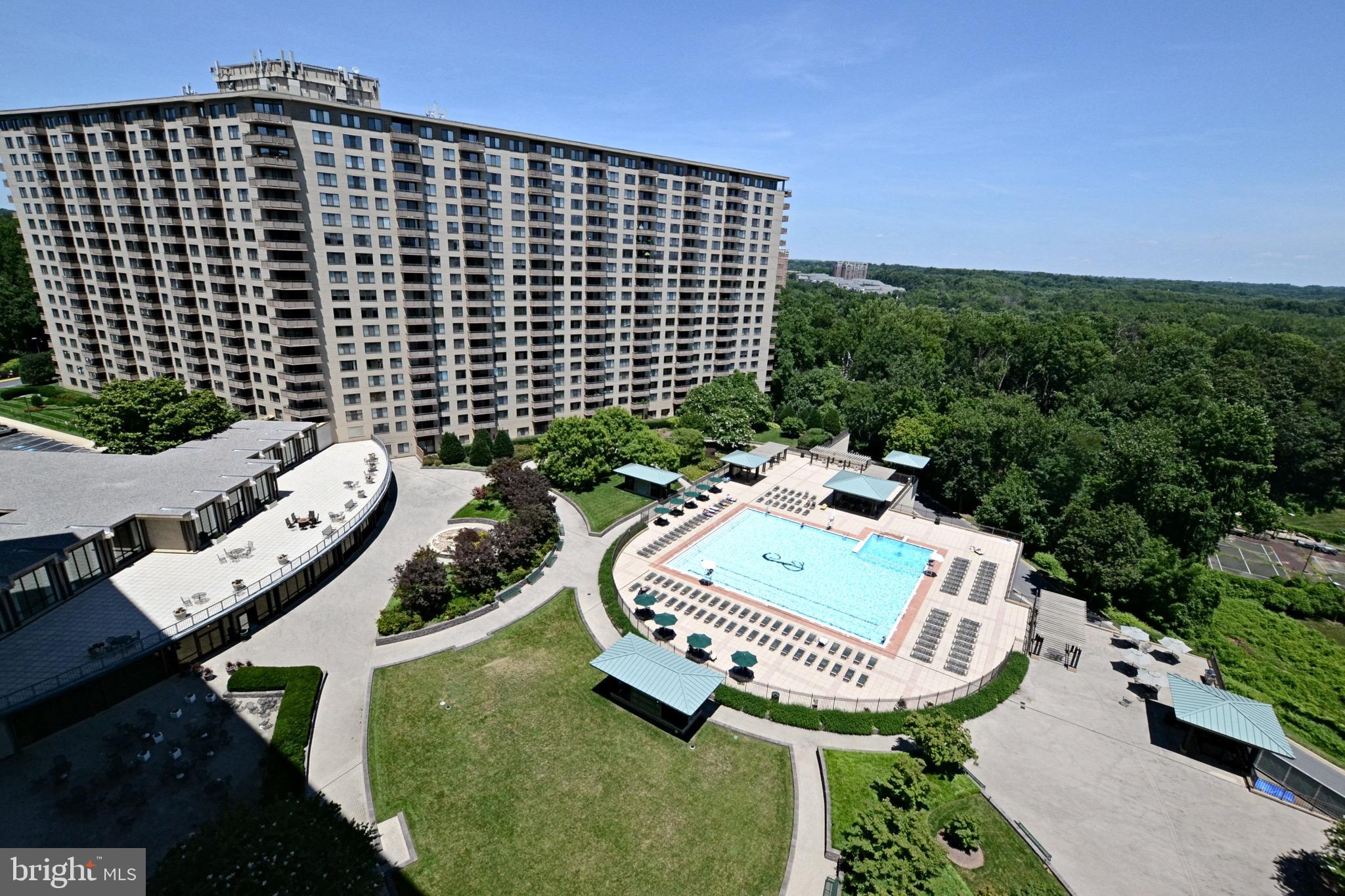 PROMENADE TOWERS - Residential