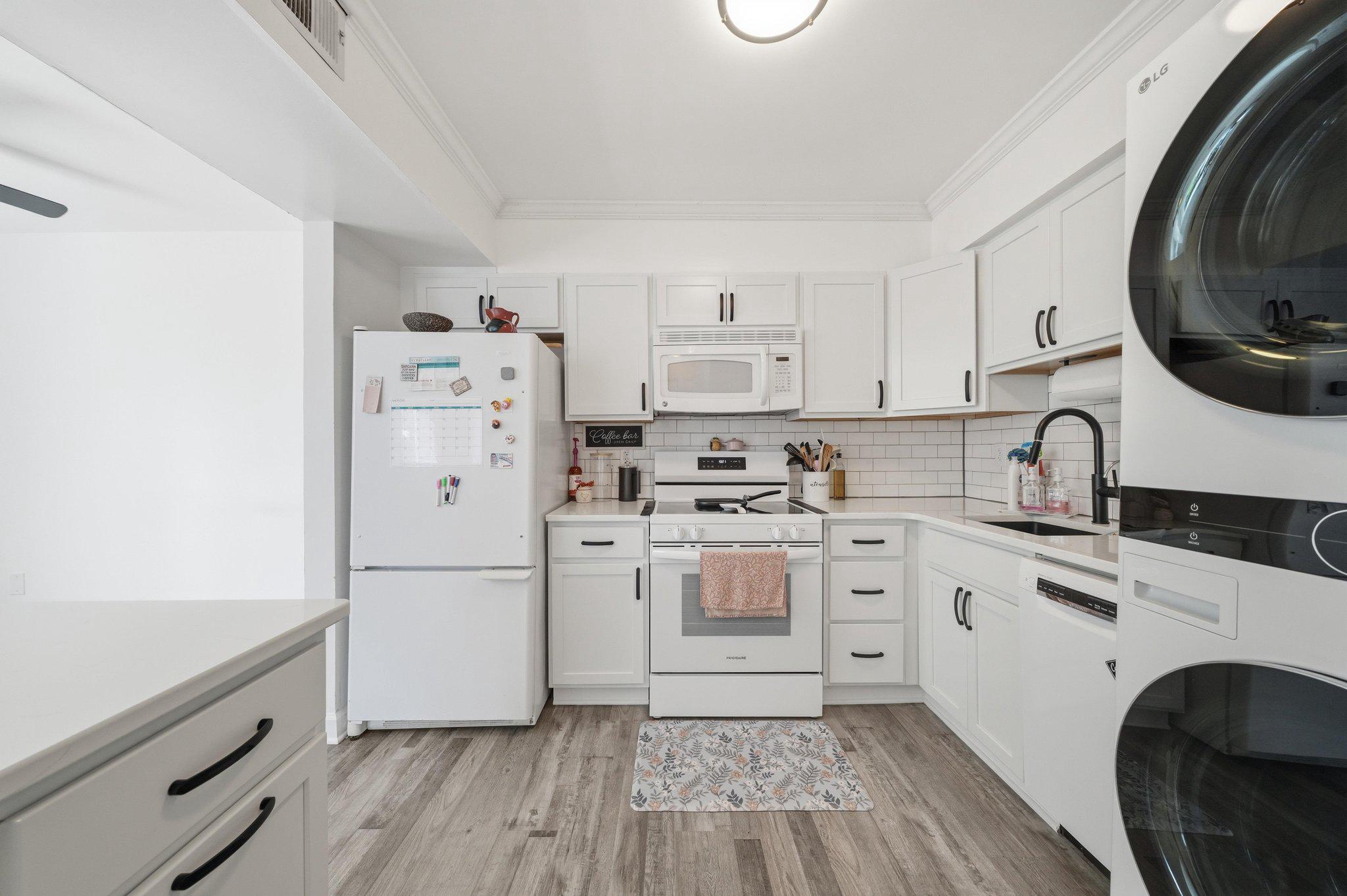 APPLEWALK CONDO - Residential