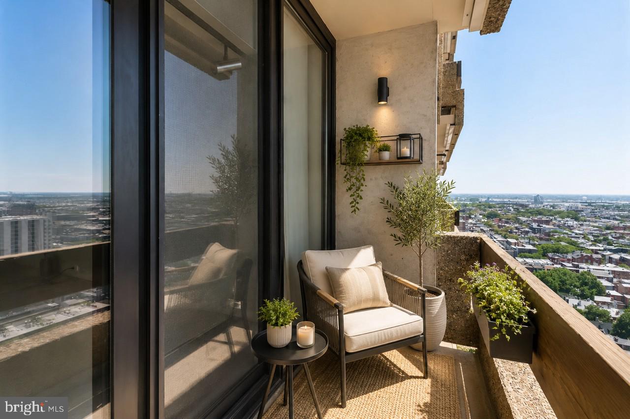 AVENUE OF THE ARTS - Residential