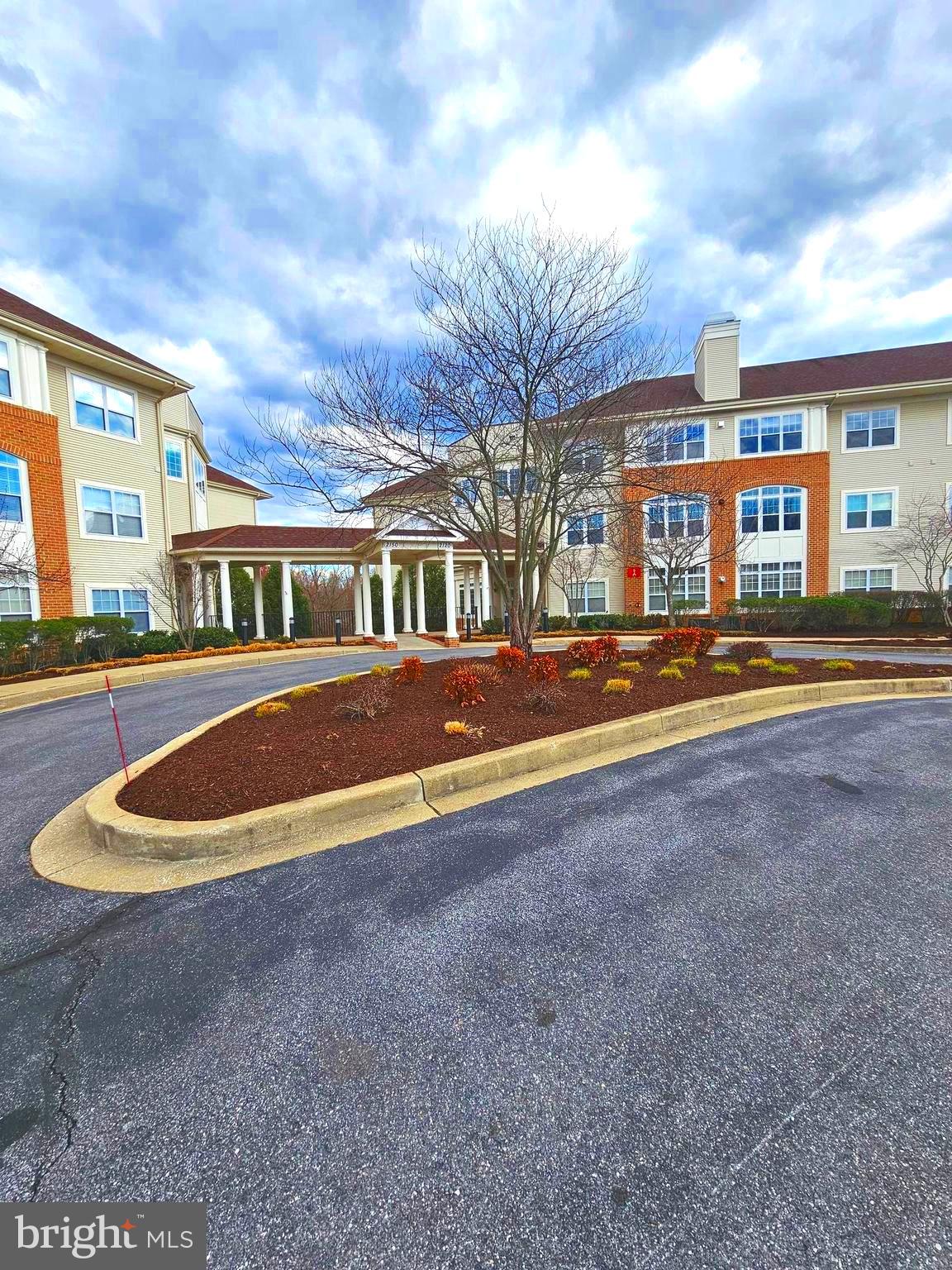 Take a look and come to see this unit:   https://youtu.be/Afy3DeCLZFU?si=SEEiN77mbfDayB9X

Exclusive courtyard condo that has been freshly painted with brand new carpeting.  There are only  4 units on the garden level, offering a serene oasis. Shared outdoor space fosters community.  Perfect for those seeing a peaceful, low maintenance lifestyle in a prime location. Enjoy the pool, club house and the playground.   Also for your connivence the supermarket and restaurants are located close by.  If you enjoy, golf the links are just a walk away.