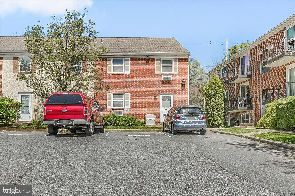 CROFTON COURT COND - Residential