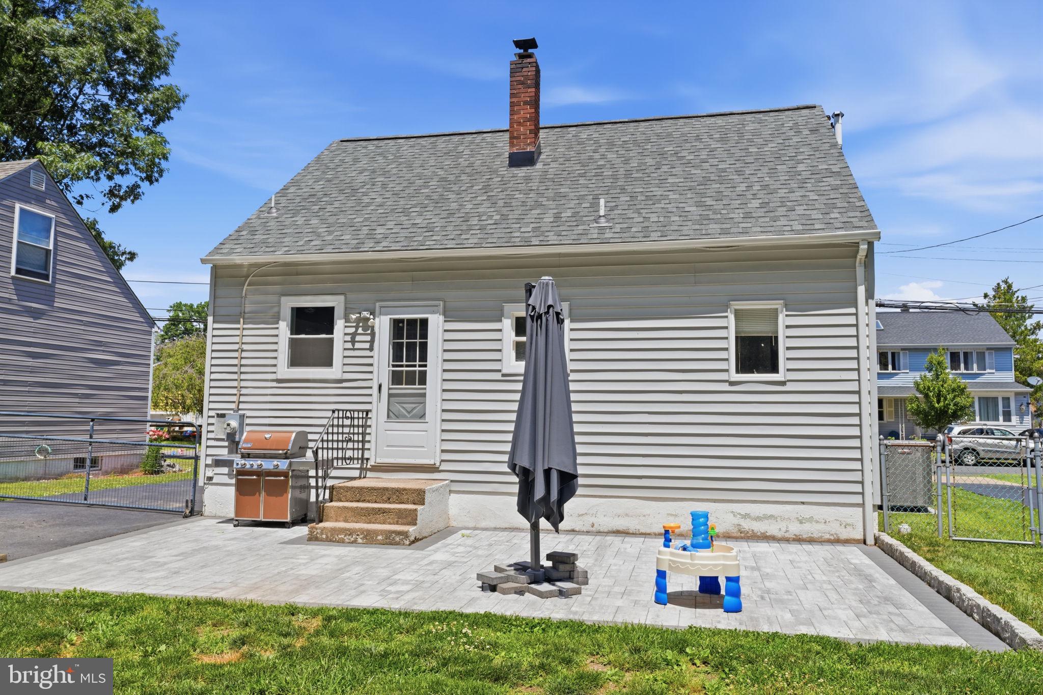 MAPLE SHADE - Residential