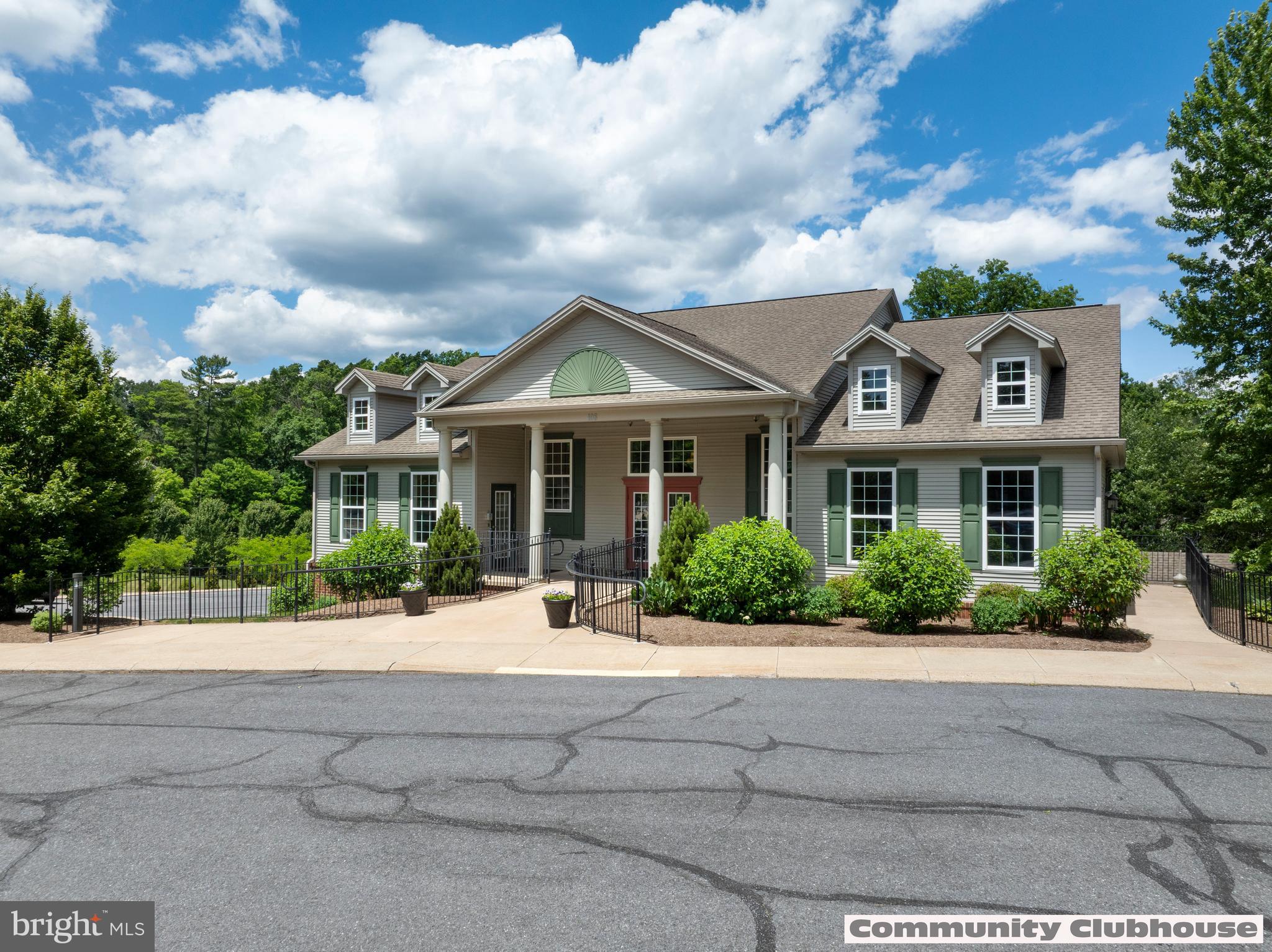 VILLAGE AT PENN STATE - TRADITION POINT - Residential