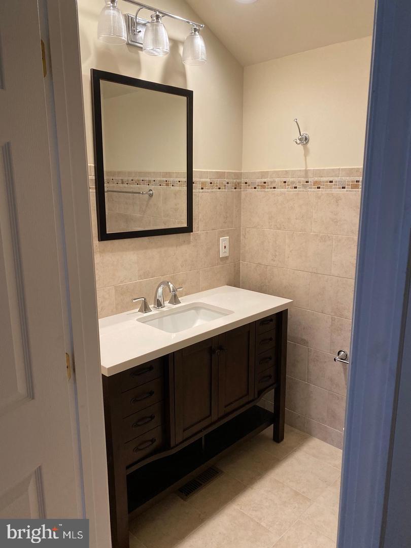 TYSONS VILLAGE - Residential Lease
