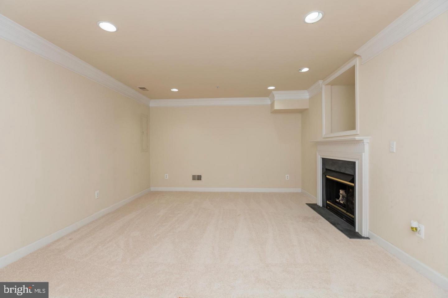 TYSONS VILLAGE - Residential Lease