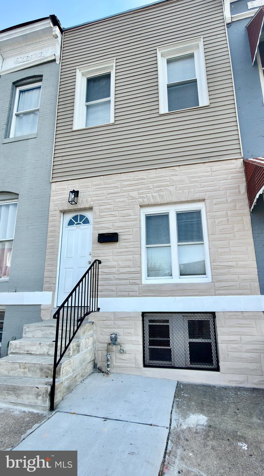 Welcome home to this stunning, fully rehabilitated townhouse where modern luxury meets classic comfort. Every inch of this 3-bedroom, 3-full-bathroom residence has been meticulously updated to offer a turnkey living experience.
Enjoy peace of mind with a brand-new central AC system, new appliances, designer bathrooms, and a brand-new roof.