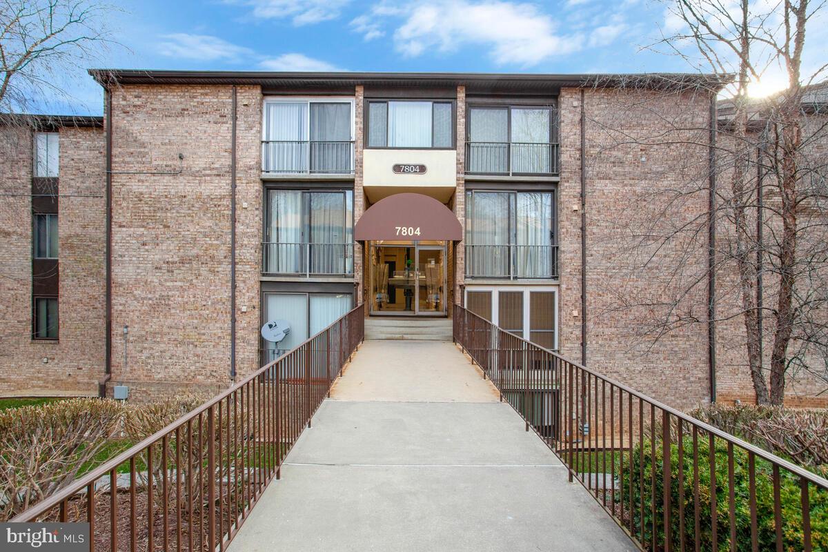 Ready for a new homeowner. Beautiful condo unit with 2 spacious bedrooms, full bathroom in the primary bedroom and hall. Updated lighting, flooring, bathrooms and kitchen.  Private patio area that catches plenty of sun. Ample closet space, with walk-in closets in both bedrooms.  Attractive Foyer, with step down entrance into the living room. Separate dining room.  Eat-in kitchen has updated appliances and countertops.  Laundry area includes washer and dryer.  Conveniently located near schools, shopping, dining, public transportation, and major thoroughfares, this home offers both comfort and accessibility. Lots of open green space in the tree lined community. The condo fee covers nearly everything—electricity, water, sewer, trash, lawn maintenance, snow removal, and more.

$5000 decorating concession provided.