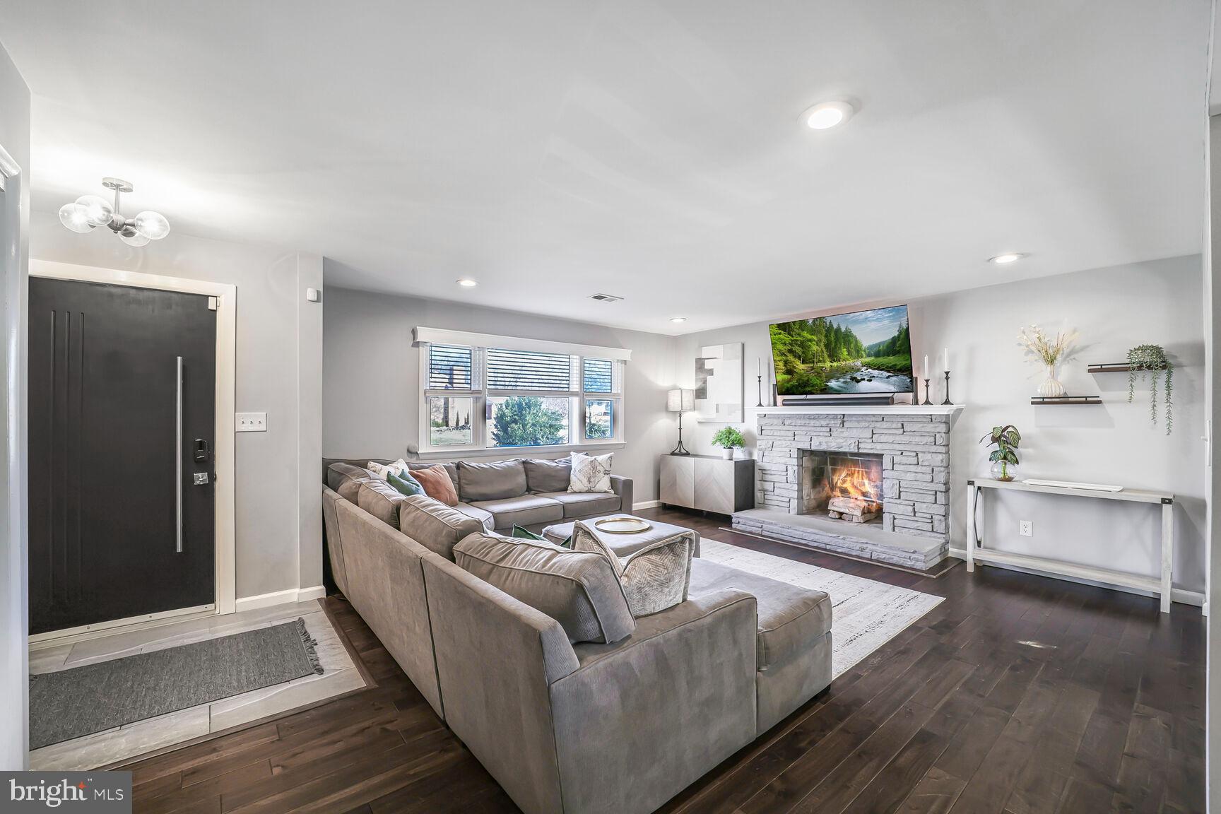 HICKORY KNOLL - Residential