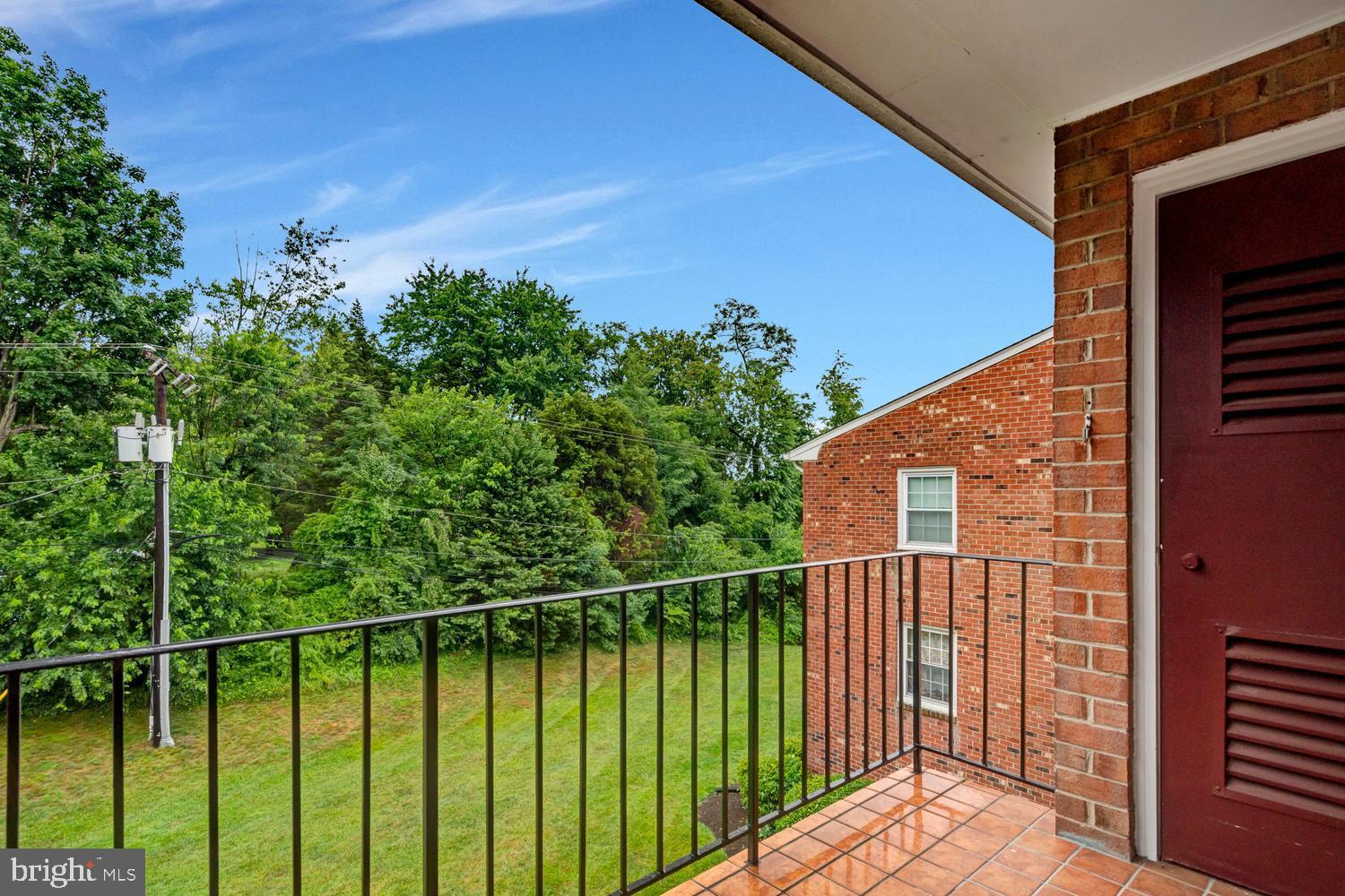 LYNDHURST CONDOS - Residential