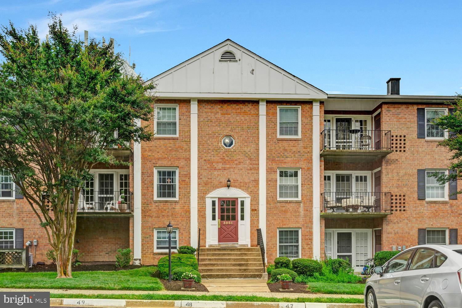 Welcome to 3961 Lyndhurst Dr #303, a beautifully refreshed top-floor condo in a convenient Fairfax location. This move-in ready home features wood floors, fresh paint, crown molding, and a bright, comfortable layout. The private balcony overlooks a peaceful, secluded green space with mature trees, creating the perfect spot to relax, enjoy coffee, or unwind at the end of the day.
The bedroom offers excellent storage with closet organizers, and the updated bathroom adds a clean, modern touch. The condo fee includes trash, gas, and water, helping simplify monthly expenses.

Additional community conveniences include access to laundry facilities in the building. Enjoy a highly accessible location near shopping, dining, grocery stores, fitness centers, Fair City Mall, public transportation, Metro access, I-495, I-66, and Route 50. A wonderful opportunity to own a move-in ready top-floor condo in the heart of Fairfax.


_____________________________________

¡Bienvenido a 3961 Lyndhurst Dr #303, un hermoso condominio renovado en el piso superior en una ubicación conveniente de Fairfax! Esta vivienda lista para mudarse cuenta con pisos de madera, pintura fresca, molduras de corona y un diseño luminoso y acogedor.

El balcón privado ofrece vistas a un espacio verde tranquilo y apartado, rodeado de árboles maduros, creando el lugar ideal para relajarse, disfrutar de un café o desconectar al final del día.
La habitación principal dispone de excelente almacenamiento gracias a los organizadores de closet, y el baño actualizado aporta un toque limpio y moderno. La cuota de condominio incluye basura, gas y agua, lo que ayuda a simplificar los gastos mensuales.

Entre las comodidades adicionales de la comunidad se encuentra el acceso a instalaciones de lavandería en el edificio. Disfrute de una ubicación altamente accesible, cerca de tiendas, restaurantes, supermercados, centros de fitness, Fair City Mall, transporte público, acceso al Metro, I-495, I-66 y Route 50.

¡Una excelente oportunidad para adquirir un condominio en el piso superior, listo para mudarse, en el corazón de Fairfax!