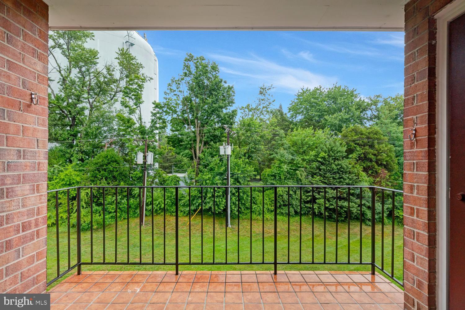 LYNDHURST CONDOS - Residential