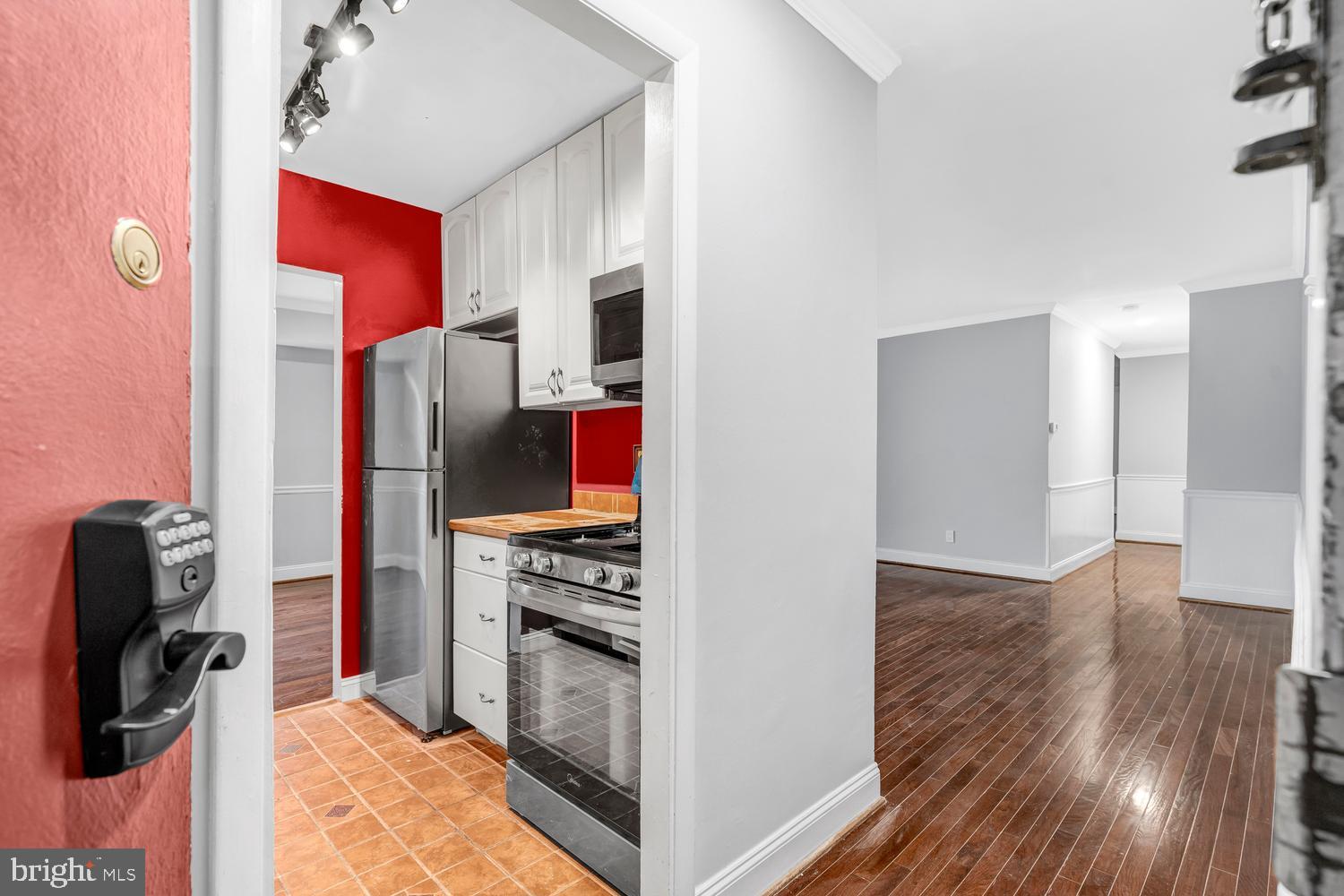 LYNDHURST CONDOS - Residential