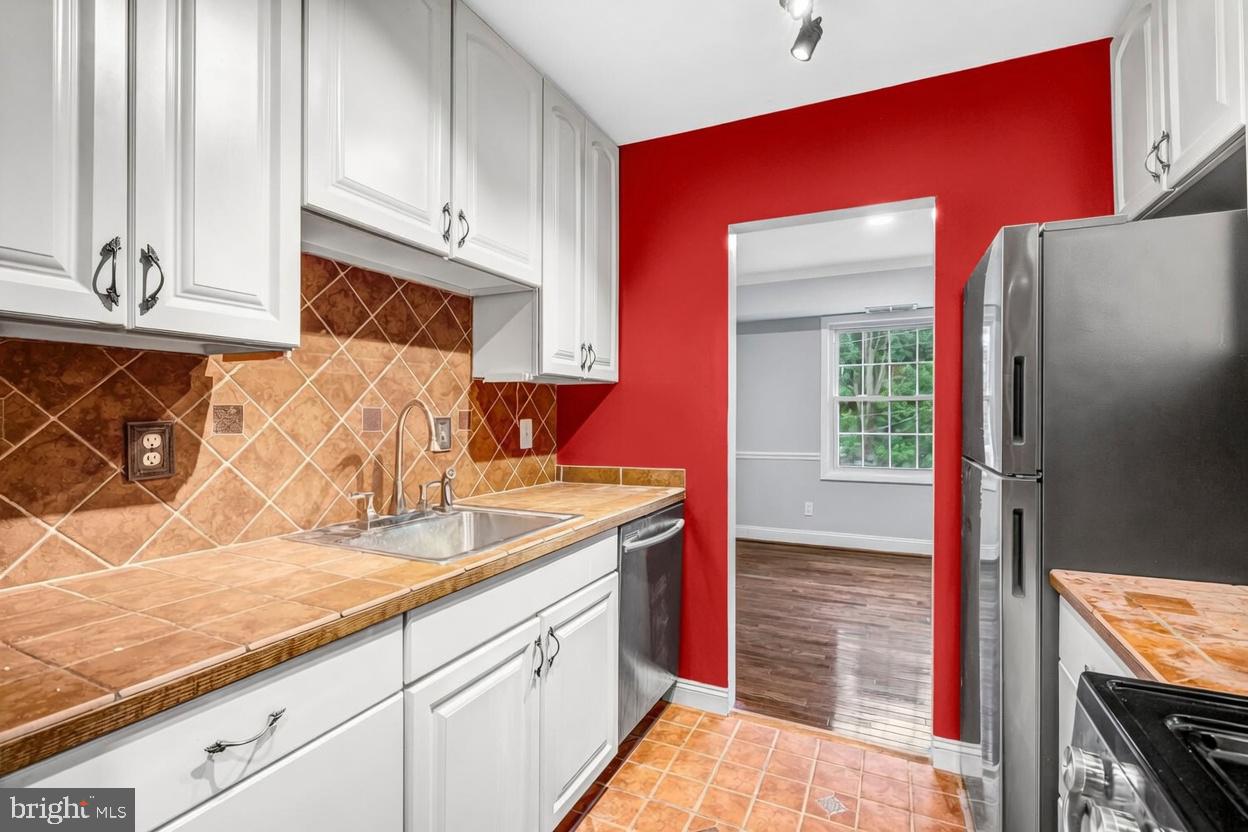 LYNDHURST CONDOS - Residential