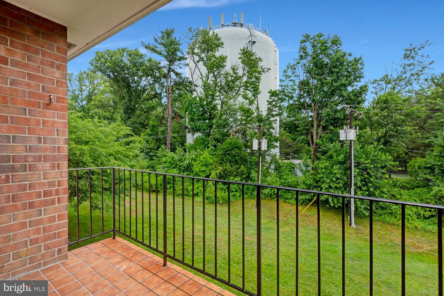 LYNDHURST CONDOS - Residential