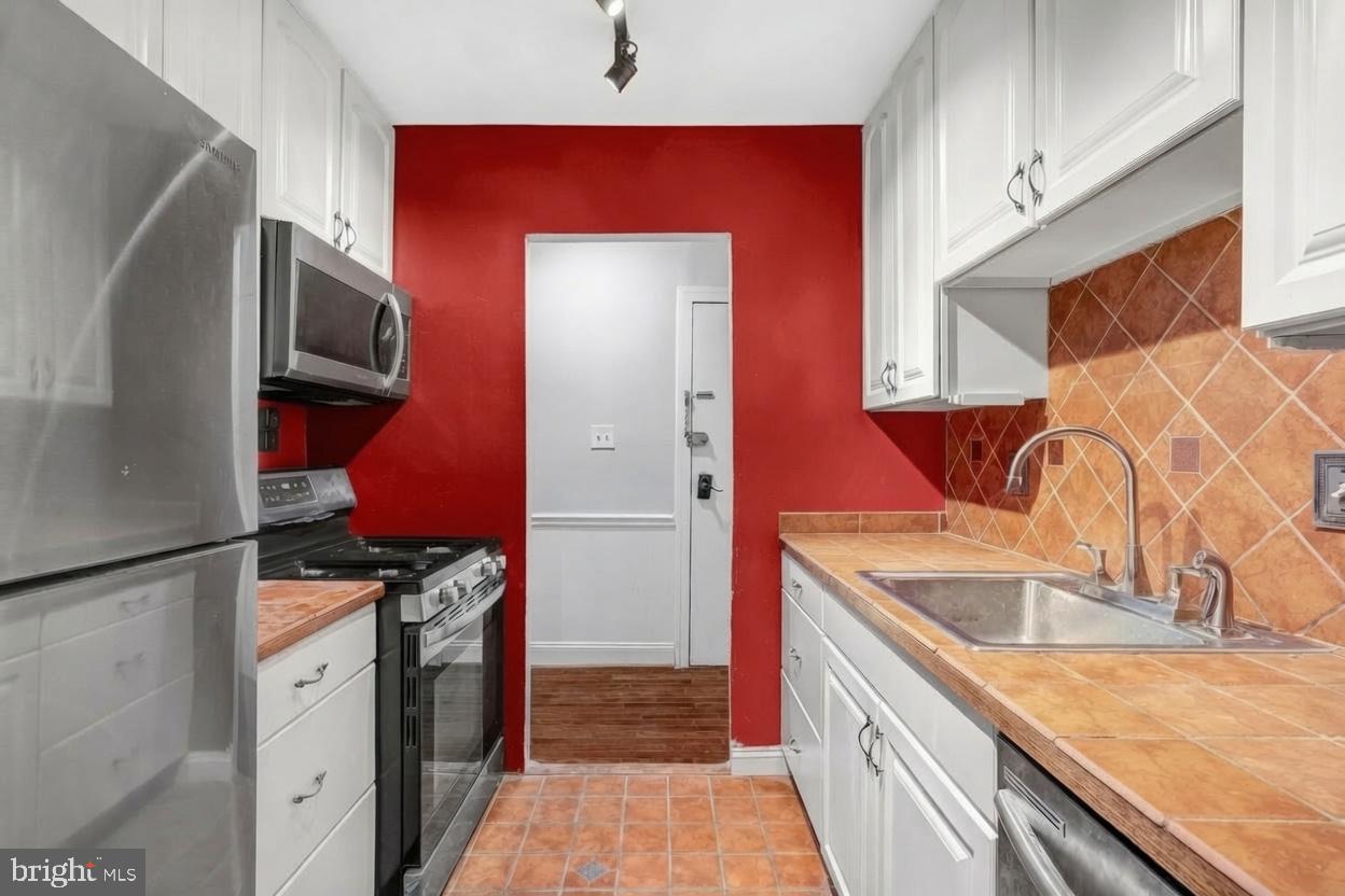 LYNDHURST CONDOS - Residential