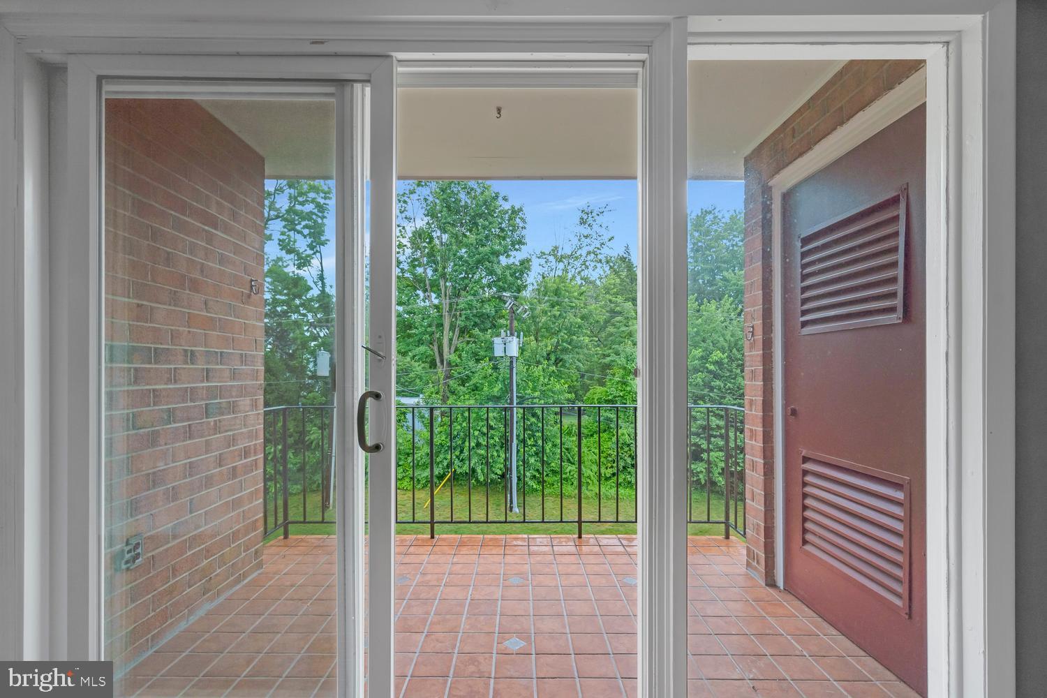 LYNDHURST CONDOS - Residential
