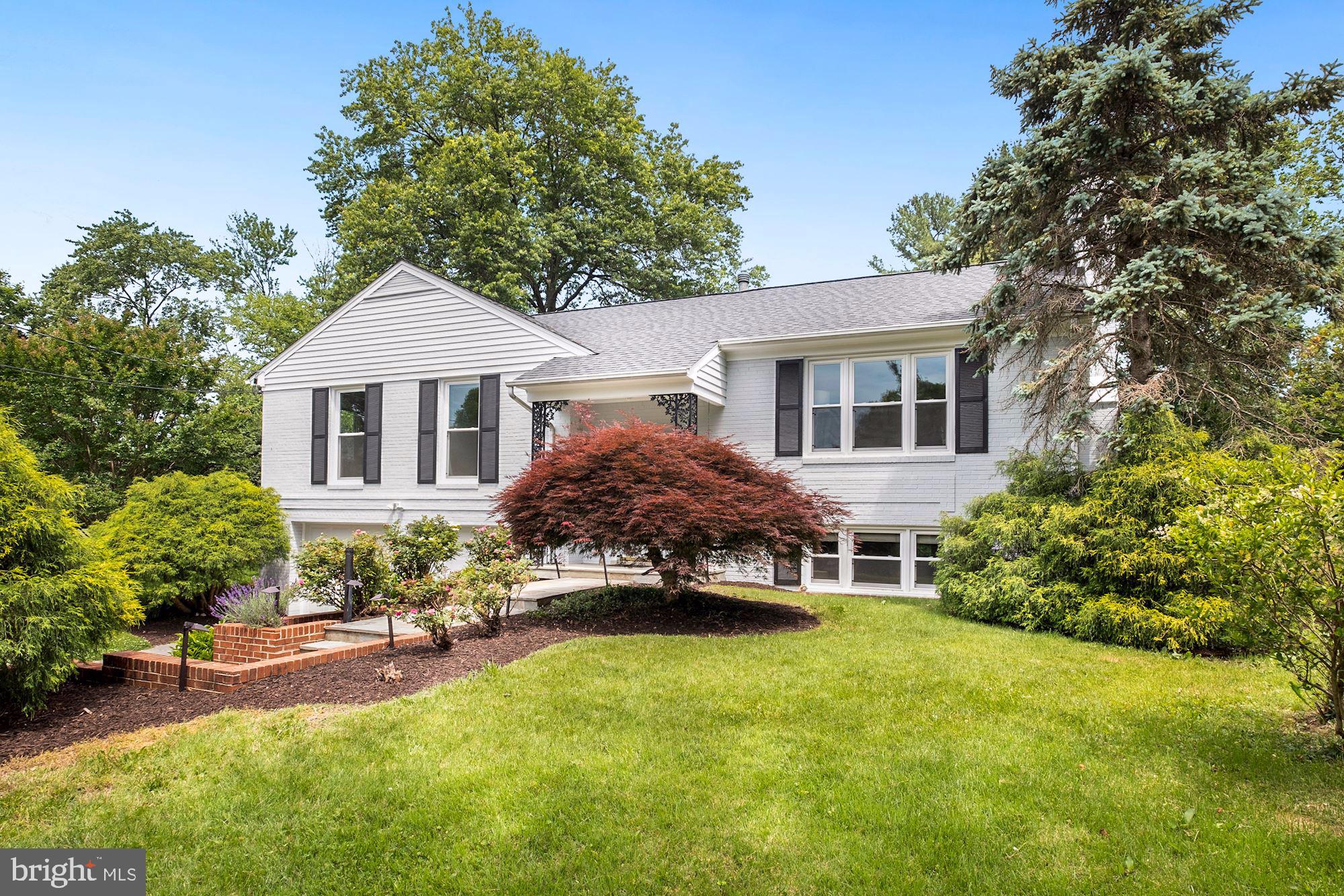 All offers due on Tuesday 06/15 at 2 pm. 
Situated on a massive 16,000 sq ft lot on a cul-de-sac, this beautiful house features a two car garage, brand new windows (installed in March 2021), brand new Fisher and Paykel and Bosch appliances and hardwood floors. The main level offers a living room with a fire place, a large dining area and a sunlit and spacious kitchen with room for a breakfast table. The kitchen features granite countertops and brand new appliances. From the kitchen step outside to the patio, perfect for a bbq and many fun nights with friends and family. A very large and private backyard offers you unlimited potential from building a pool, to adding more room to the house to anything your imagination allows! Create your dream outdoor paradise with this amazing and very private backyard! The main level continues, leading into 3 bedrooms, one full bathroom in the hallway and one en suite master bathroom. Step into the lower level and into a large family room, another bedroom and laundry room with a half bath.  Park in a large garage with two separate entrances.  Walk to school, parks and community pool without crossing any major roads. Virtual tour in the link.