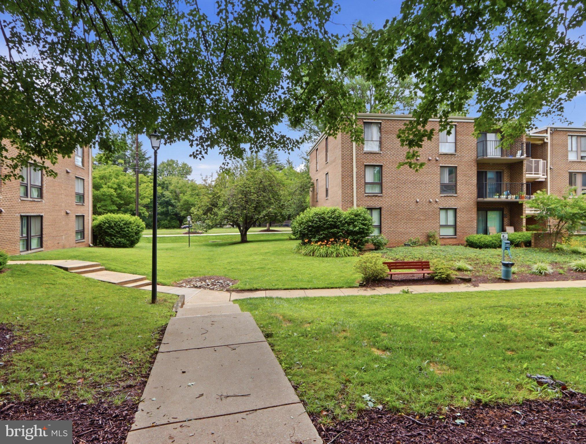 CAMELBACK VILLAGE - Residential