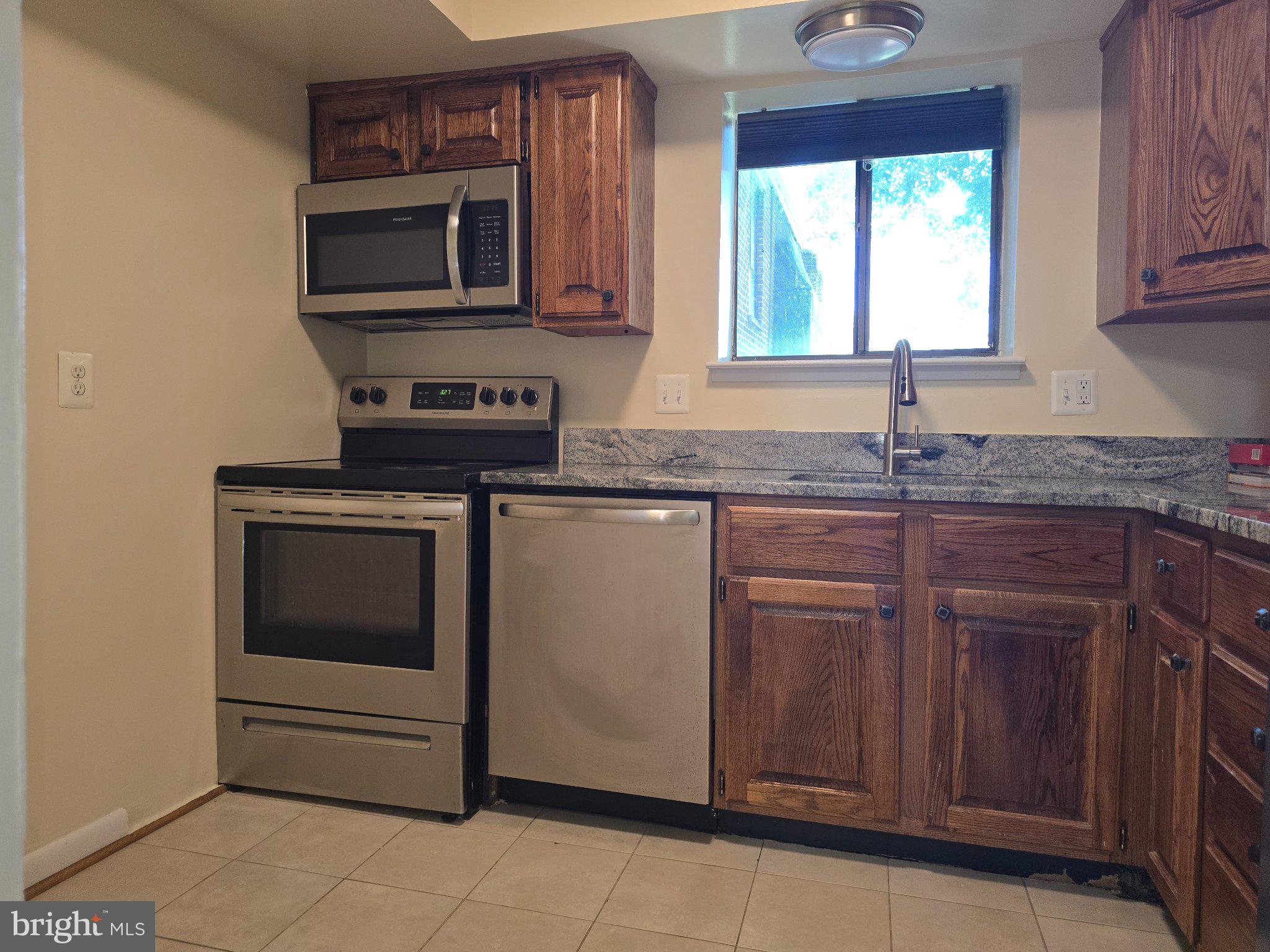 CAMELBACK VILLAGE - Residential