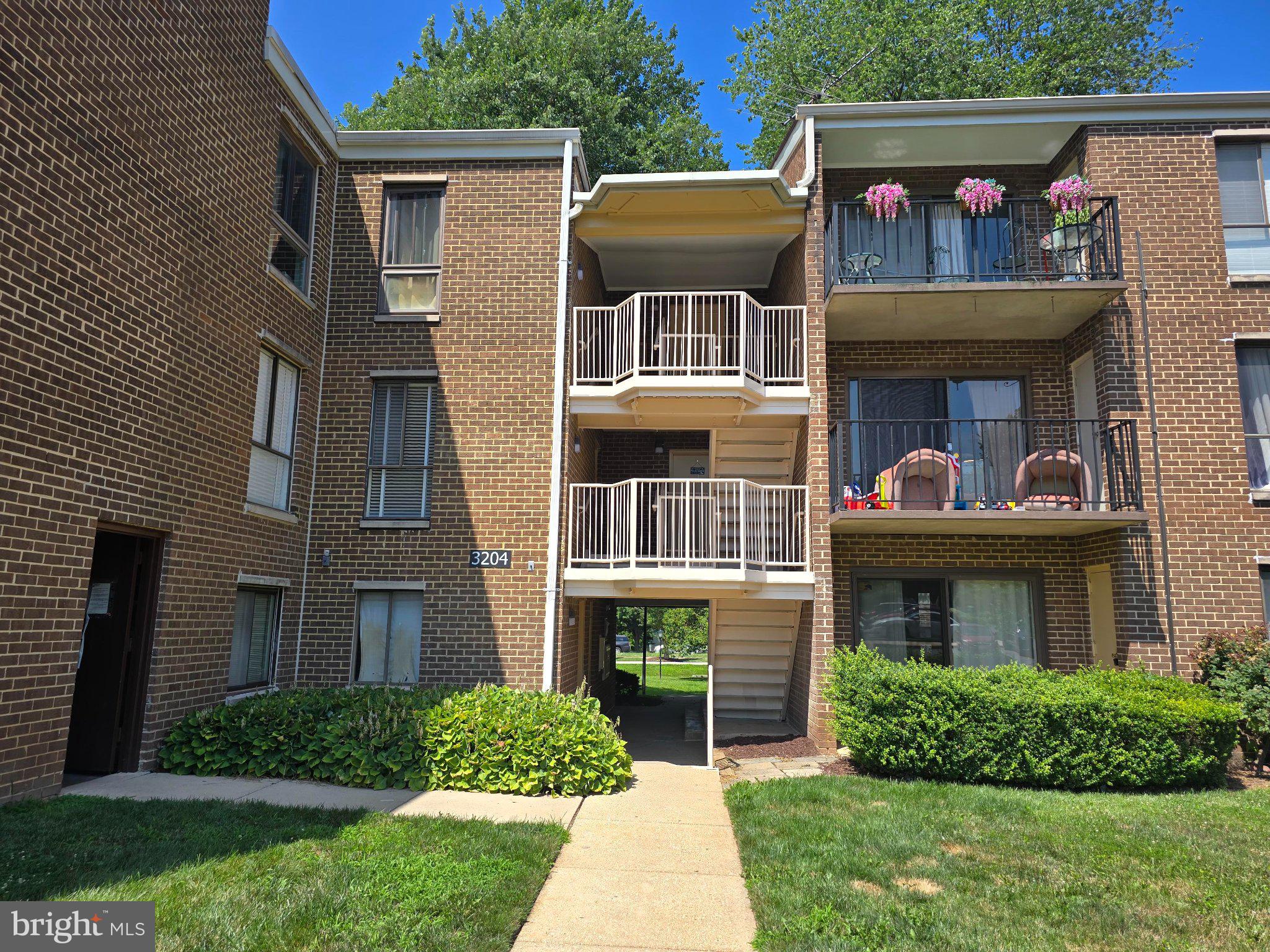 CAMELBACK VILLAGE - Residential