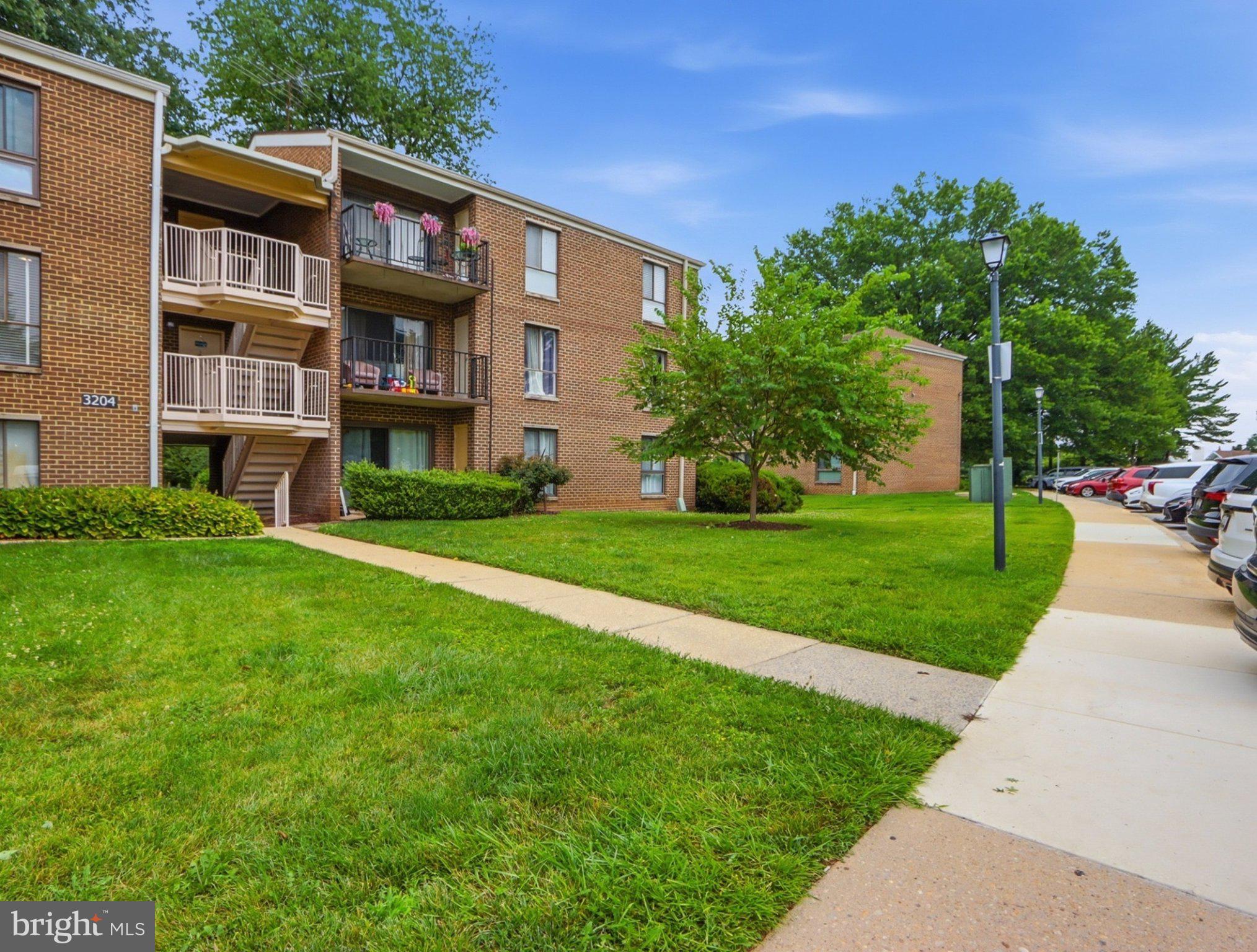 CAMELBACK VILLAGE - Residential