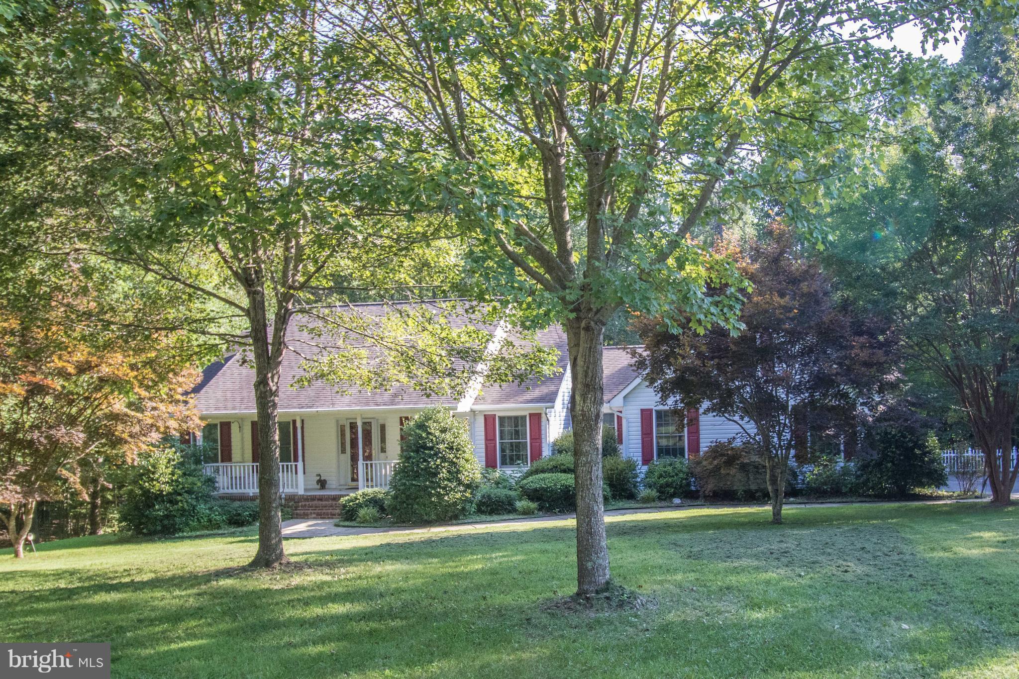 WONDERFUL SINGLE STORY NESTLED ON 2.21 ACRES IN DESIRABLE CUSTOM BUILT CHESTNUT HILLS! BEAUTIFUL TREED LOT W/LARGE BACKYARD...FULL OF NATURE. SPACIOUS OPEN FLOOR PLAN FEAT 3 BEDROOMS, 2.5 BATHS, SEPARATE DINING ROOM, LIVING ROOM HAS CATHEDRAL CEILINGS & FIREPLACE, KITCHEN W/TONS OF CHERRY CABINETS & BREAKFAST NOOK. NICE SIZE MASTER SUITE HAS HUGE WALK-IN CLOSET & FULL BATH. STAIRS TO WALK-IN ATTIC