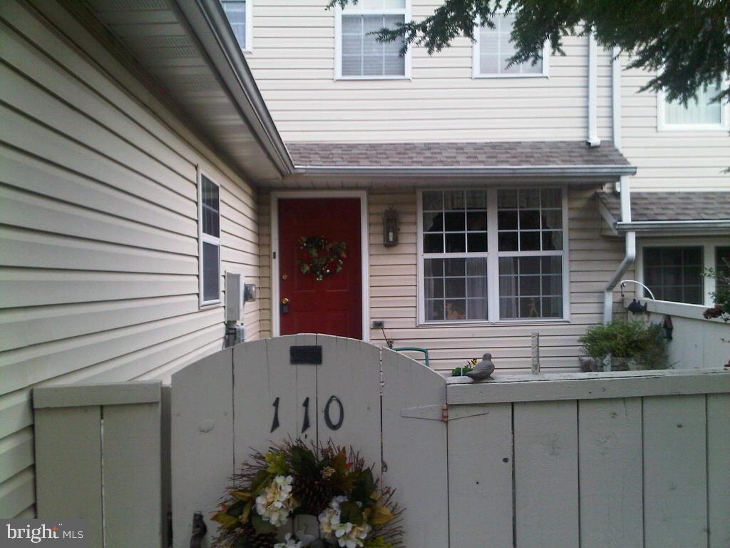 Hilltop Farms townhouse in quiet cul-de-sac. New kitchen floor and some new carpet. Close to Routes 30 and 283.