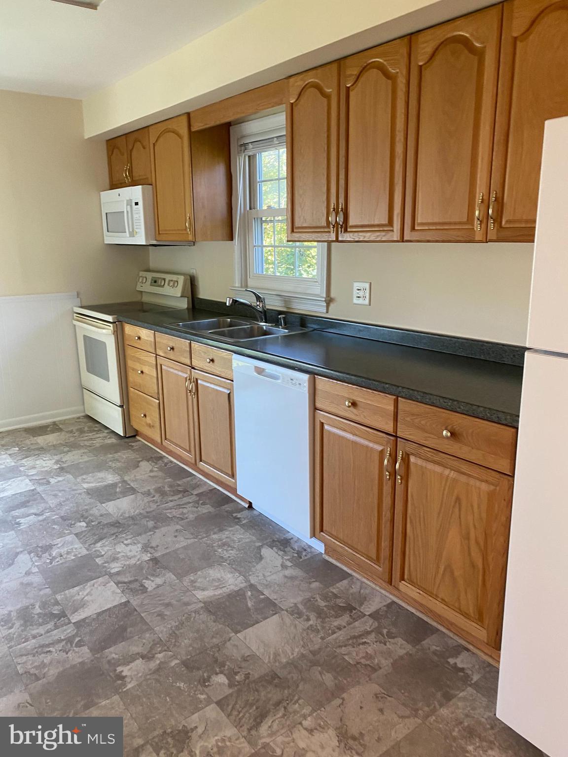 C D DYE - Residential Lease