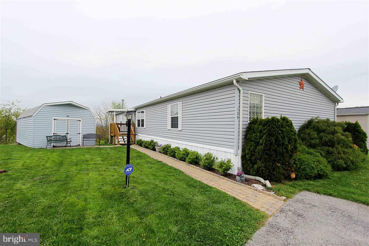 Beautiful, well maintained mobile home with a stunning view of Hanover from the back porch. This 3 bed, two full bath deserves a look.